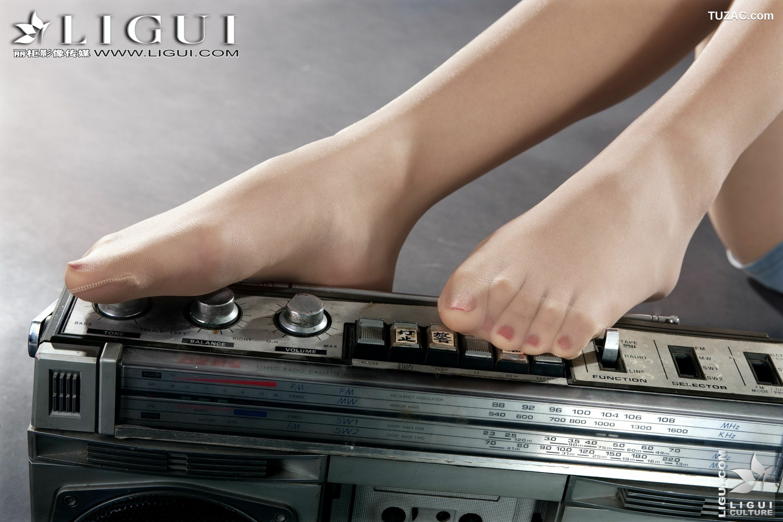 丽柜_ Model 文欣《时尚牛仔热裤女郎》美腿丝足写真图片[40P]