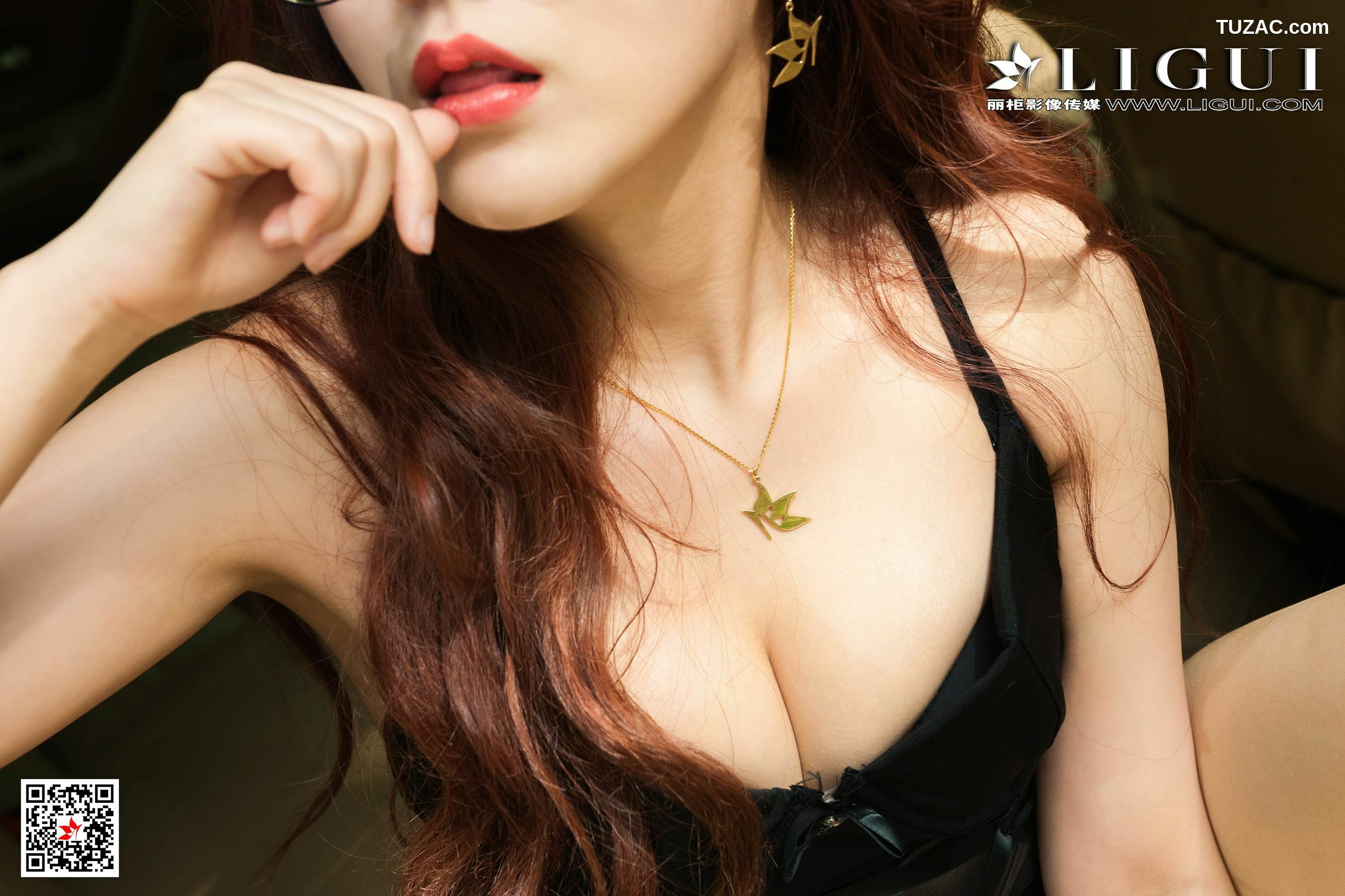 丽柜_ Model 汐汐 《车内丝袜迷情》 写真集[48P]