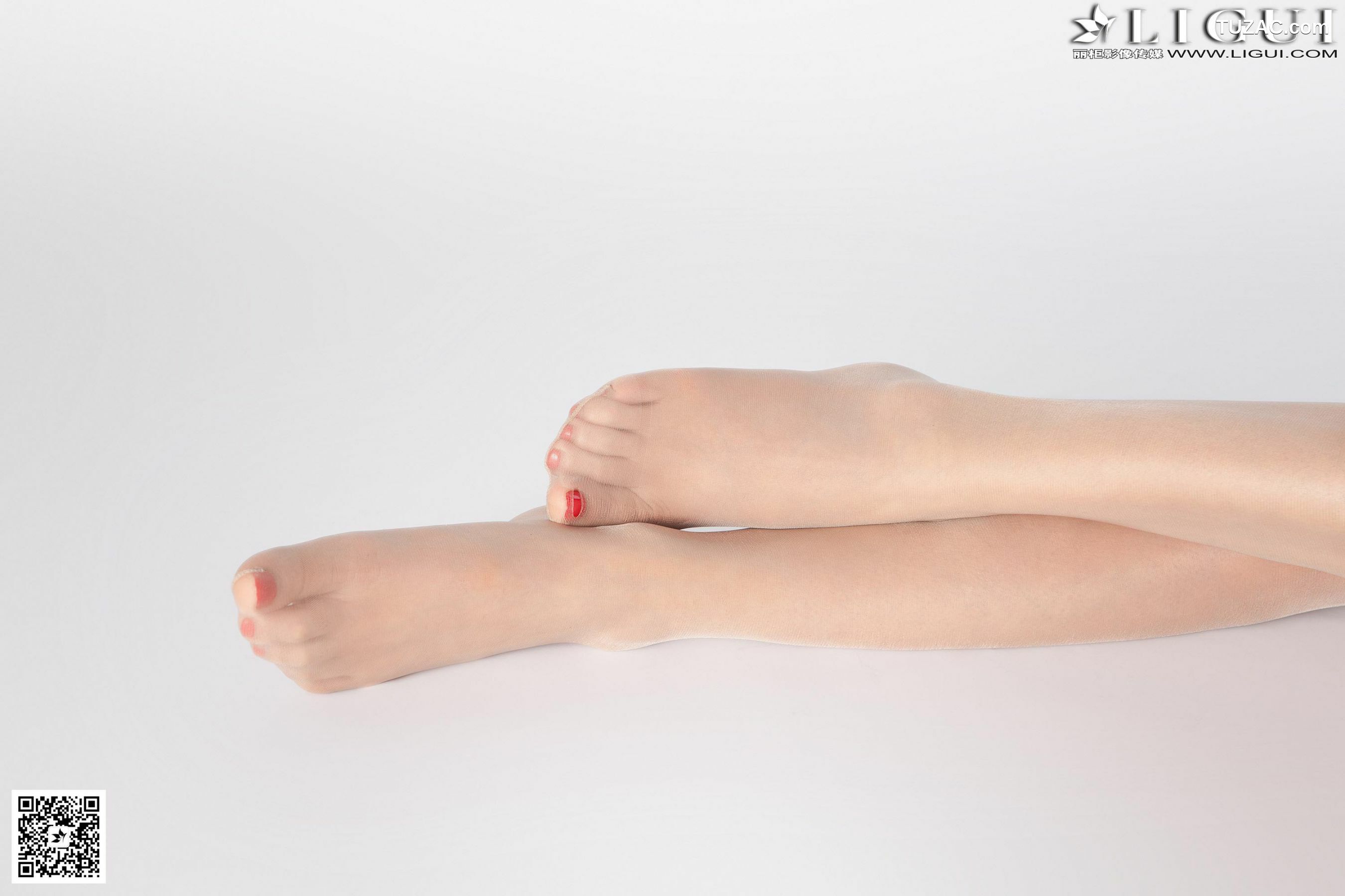 丽柜_ Model 潼潼《棚拍丝足女郎》美腿玉足写真图片[30P]