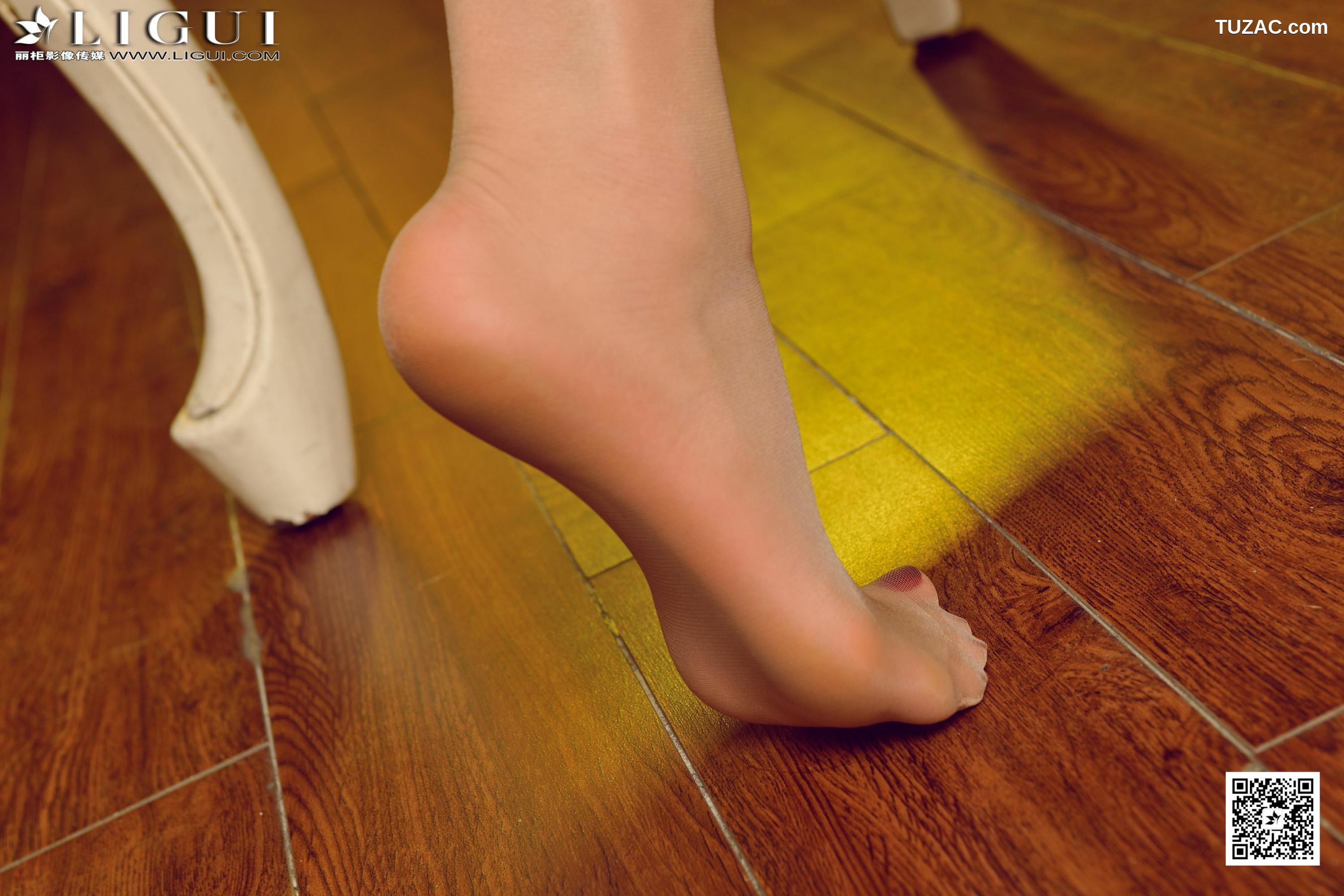 丽柜_ Model 潼潼《清纯职业装丽人丝足》上下全集 美腿玉足写真图片[83P]