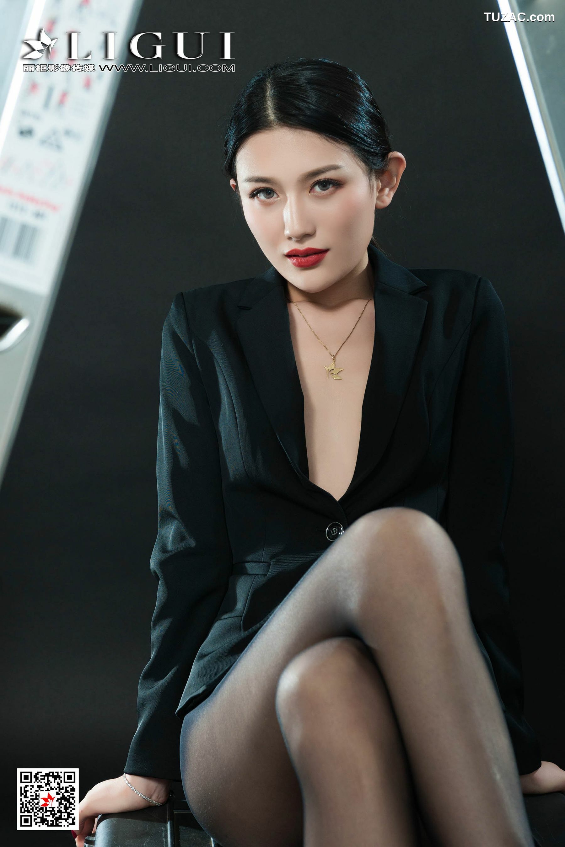 丽柜_ Model 甜甜 《黑丝美脚女郎》 写真集[56P]