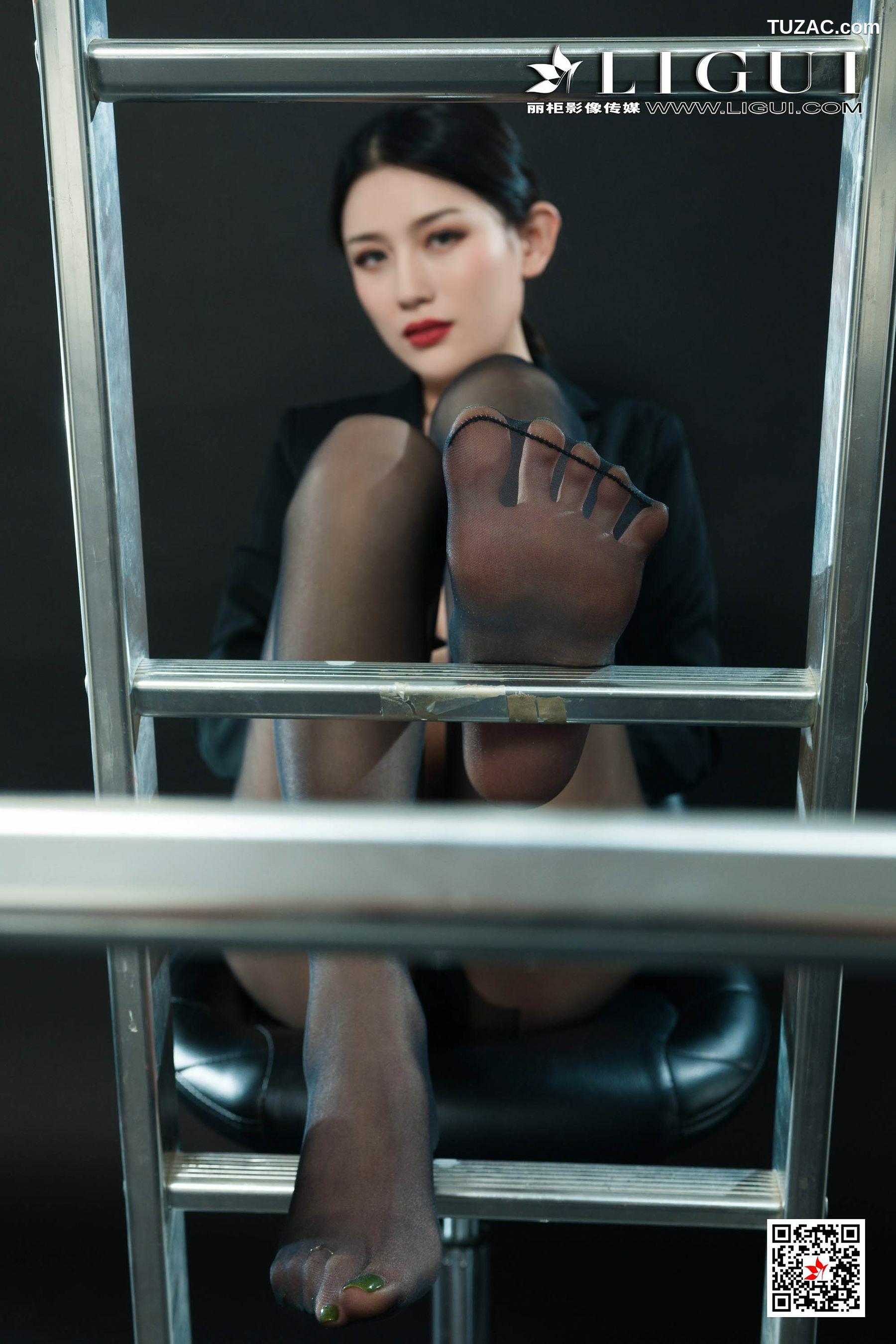 丽柜_ Model 甜甜 《黑丝美脚女郎》 写真集[56P]