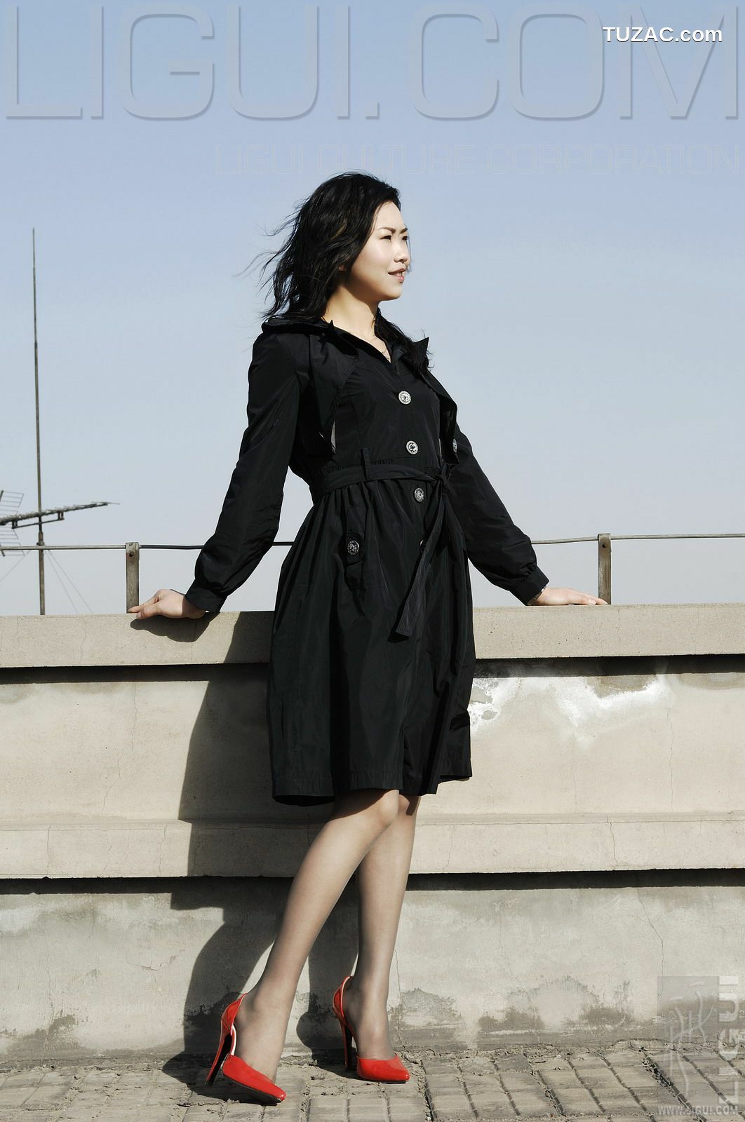 丽柜_ Model 程海伦《紅與黑》丝足写真图片[30P]