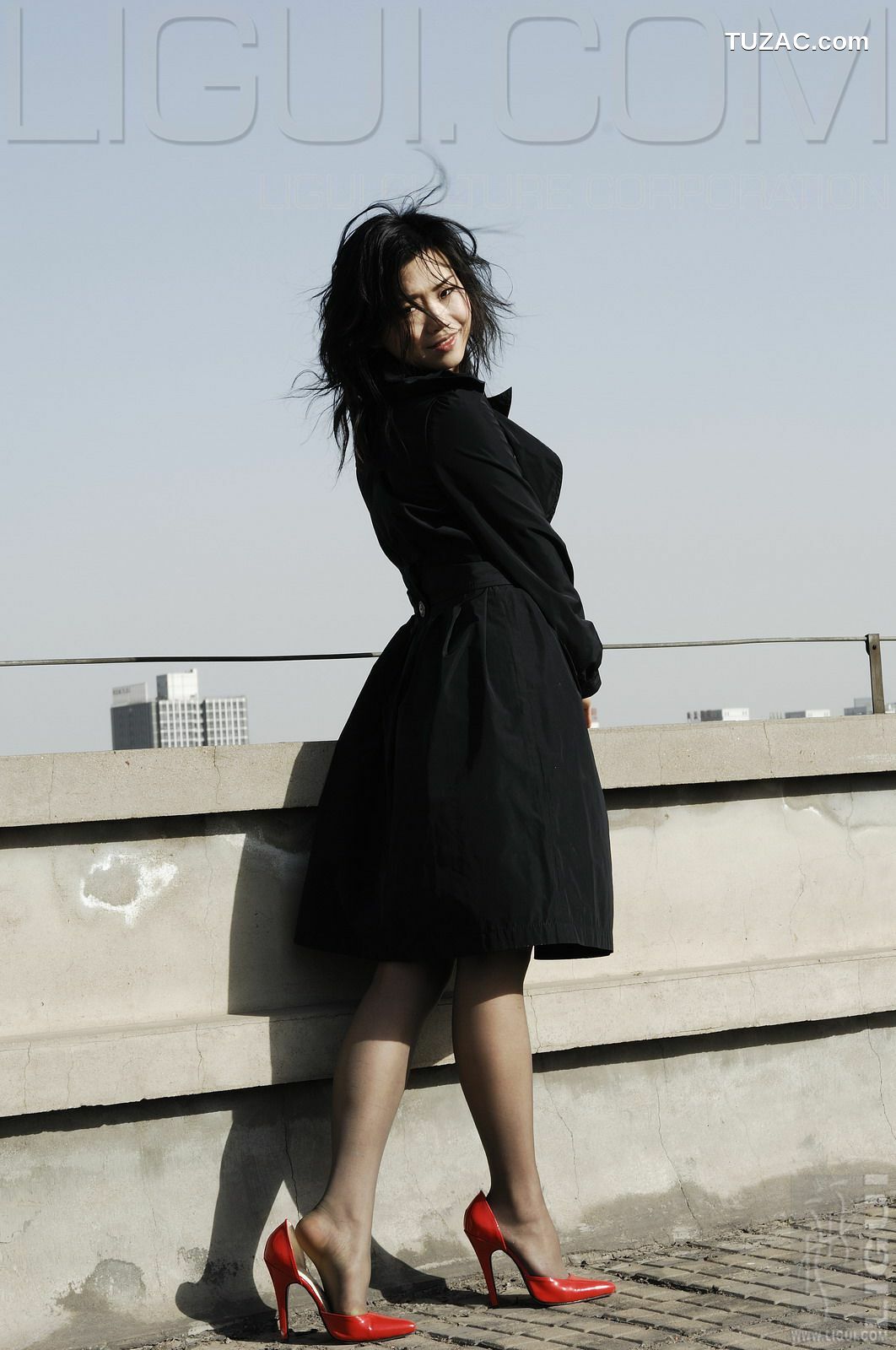 丽柜_ Model 程海伦《紅與黑》丝足写真图片[30P]