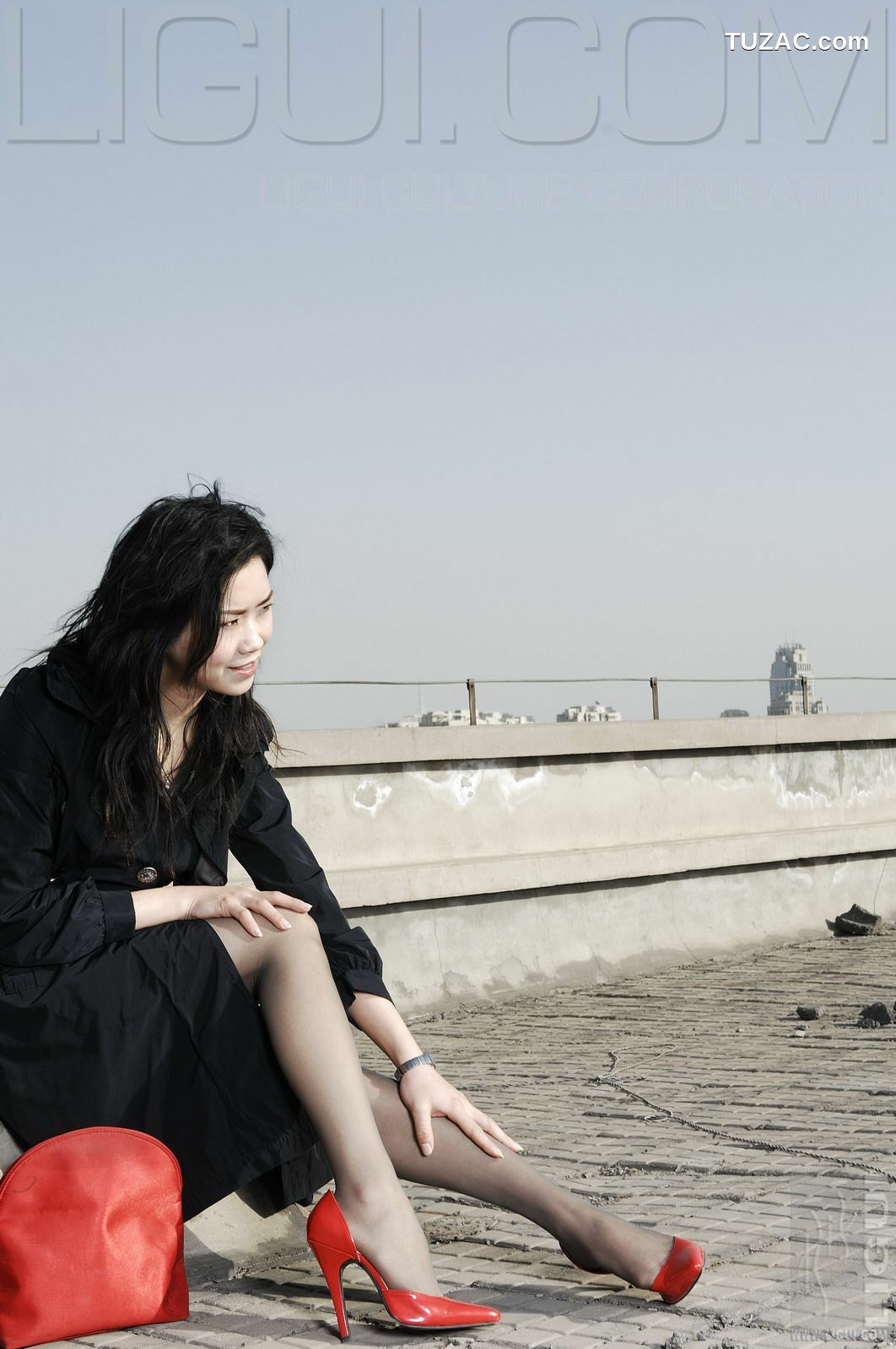 丽柜_ Model 程海伦《紅與黑》丝足写真图片[30P]