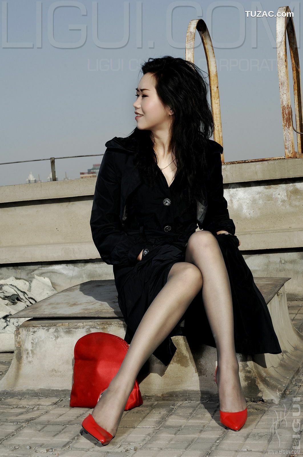丽柜_ Model 程海伦《紅與黑》丝足写真图片[30P]