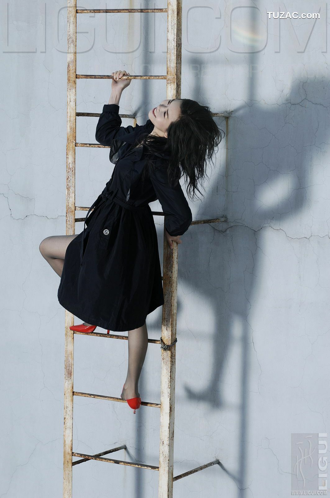 丽柜_ Model 程海伦《紅與黑》丝足写真图片[30P]