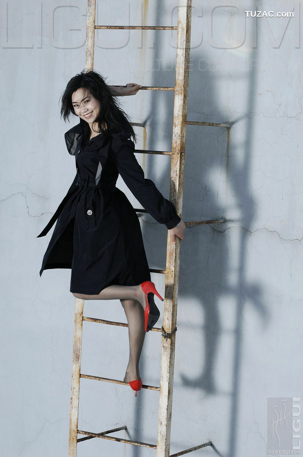 丽柜_ Model 程海伦《紅與黑》丝足写真图片[30P]