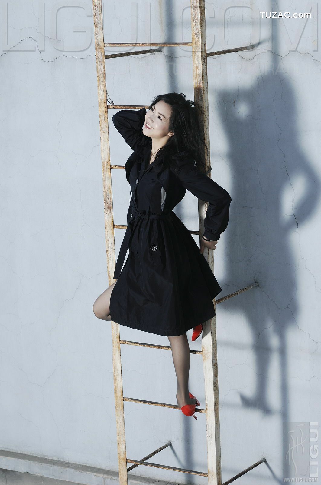 丽柜_ Model 程海伦《紅與黑》丝足写真图片[30P]