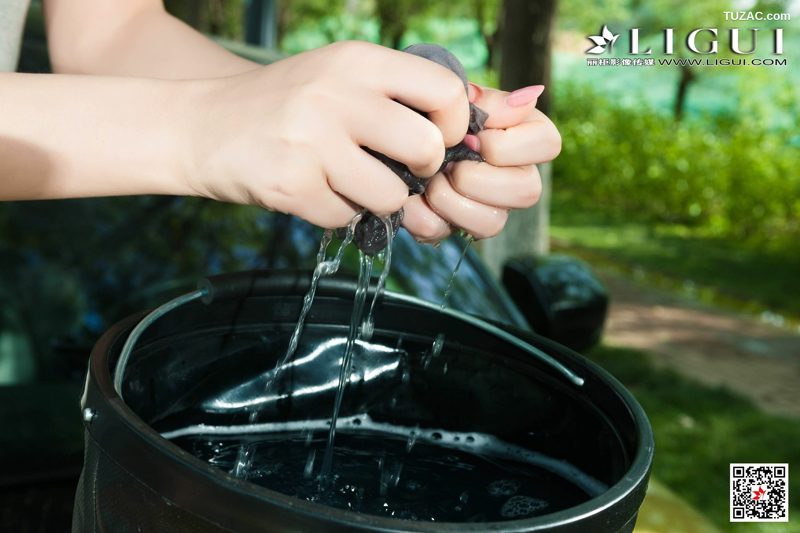 丽柜_ Model 雪糕 《灰丝美腿车模》 写真集[52P]