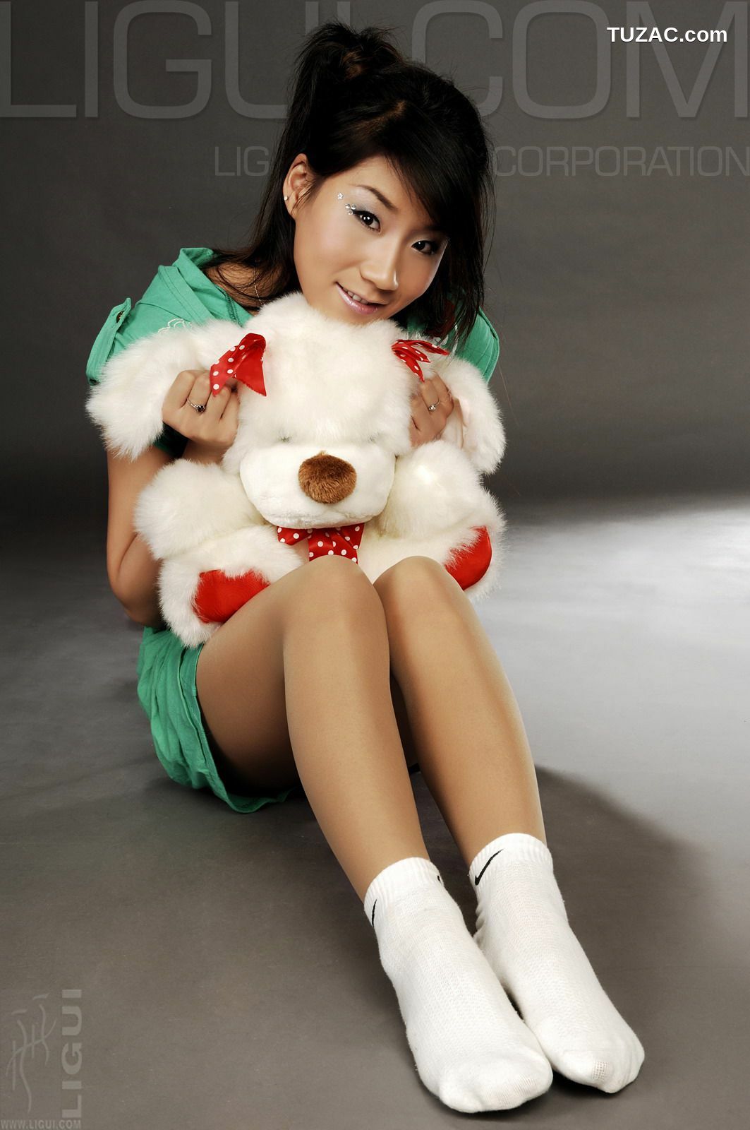 丽柜_ Model 默默《顽皮的小熊》丝足写真图片[33P]