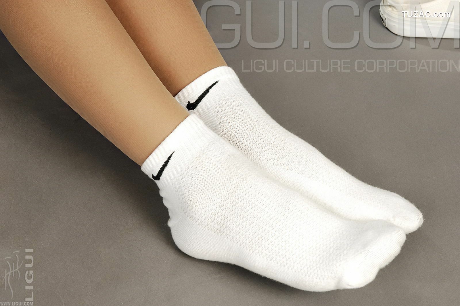 丽柜_ Model 默默《顽皮的小熊》丝足写真图片[33P]