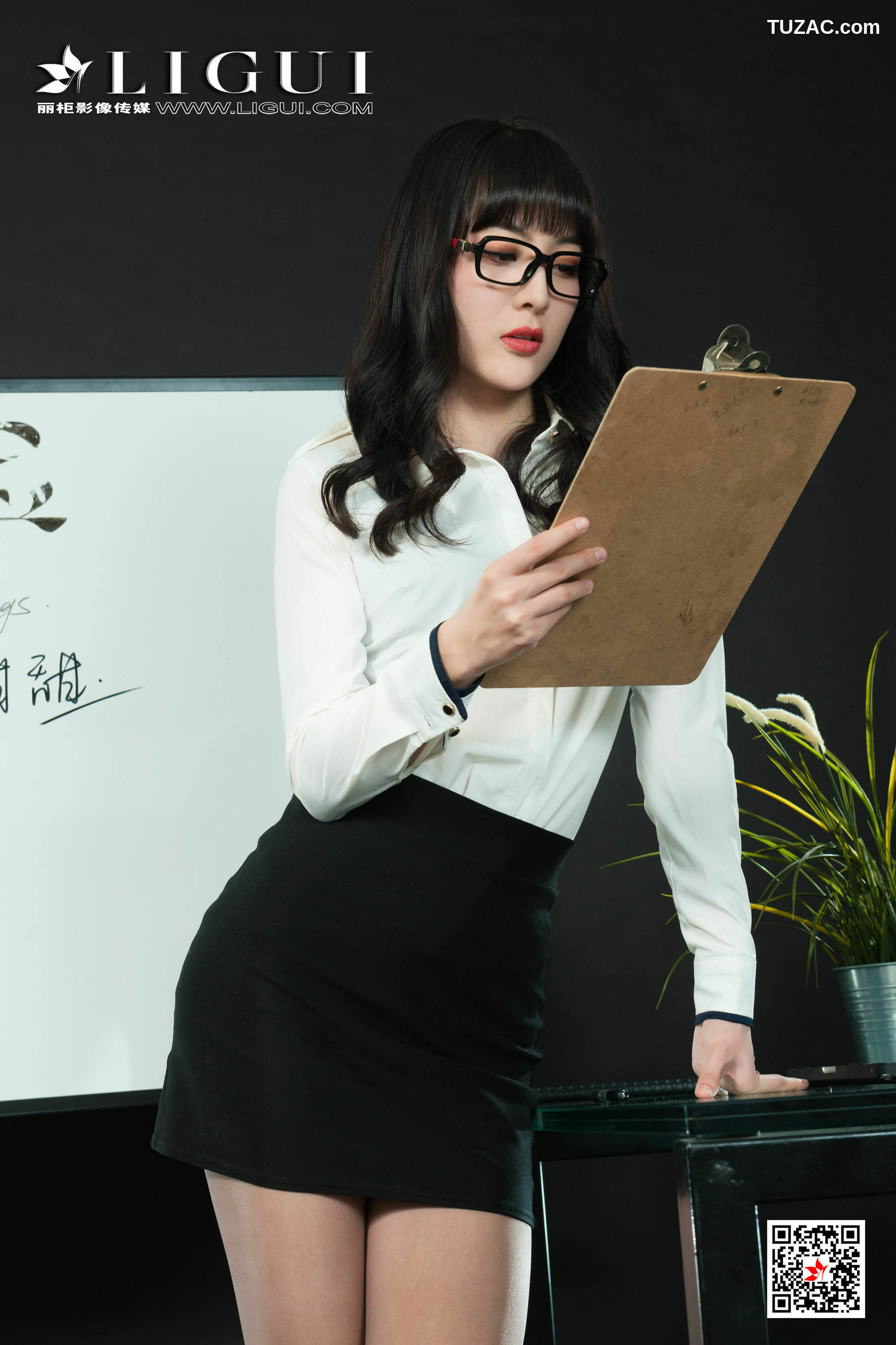 丽柜_ 网络丽人 Model 芒果 - 灰丝OL长腿秘书[67P]