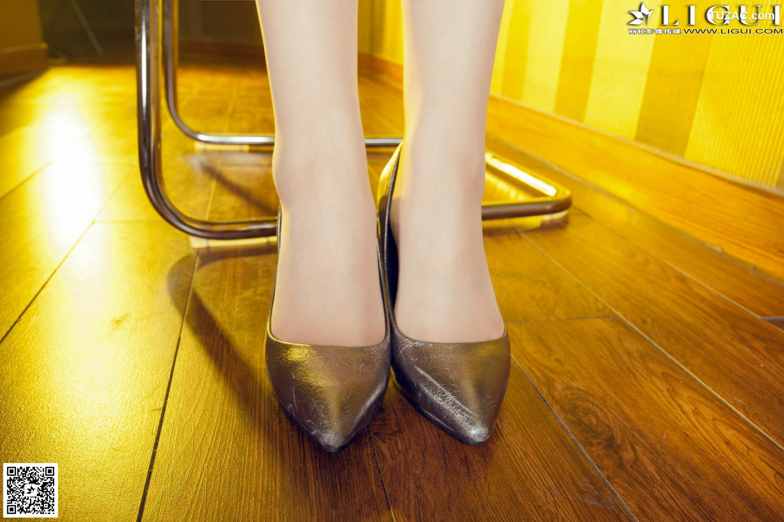 丽柜_Model AMY《极品长腿制服美女高跟丝足》 美腿玉足写真图片[56P]