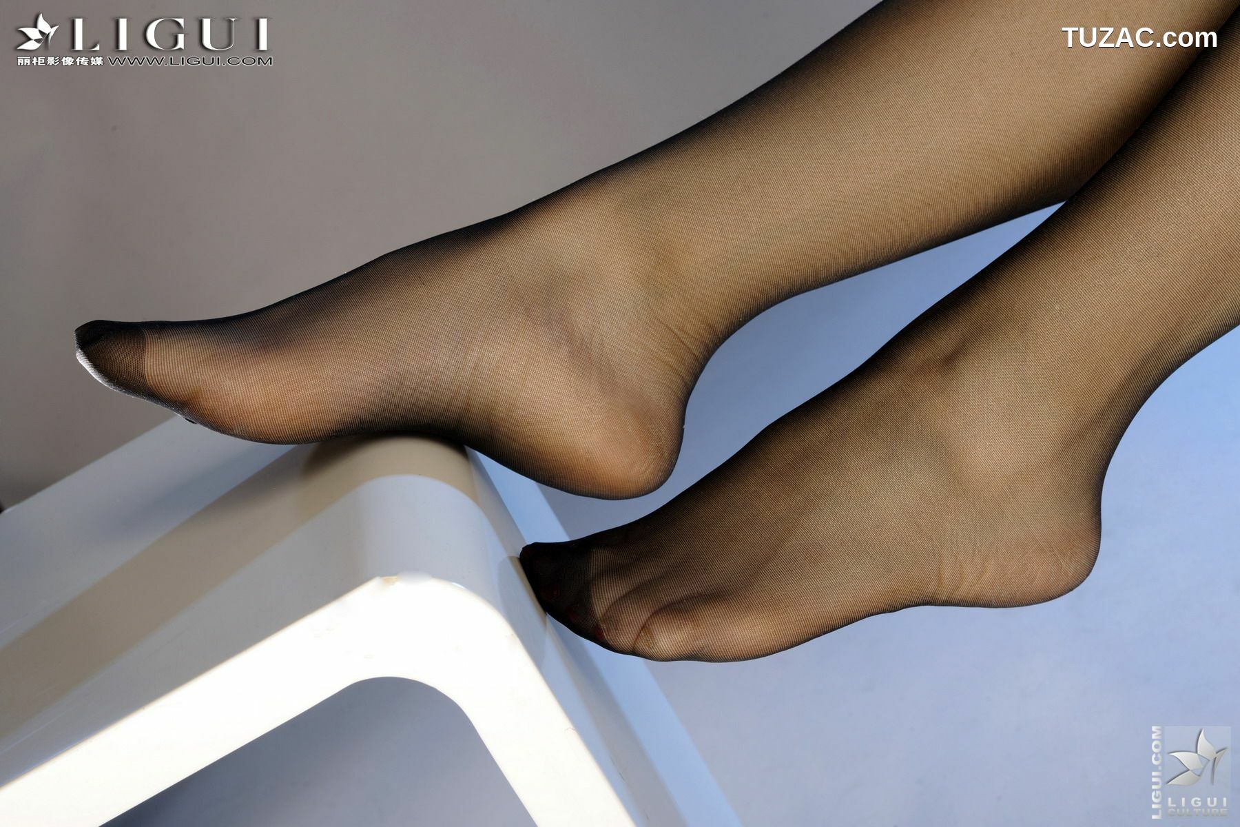 丽柜_Model LiLy《新年黑丝诱惑》 美腿玉足写真图片[48P]