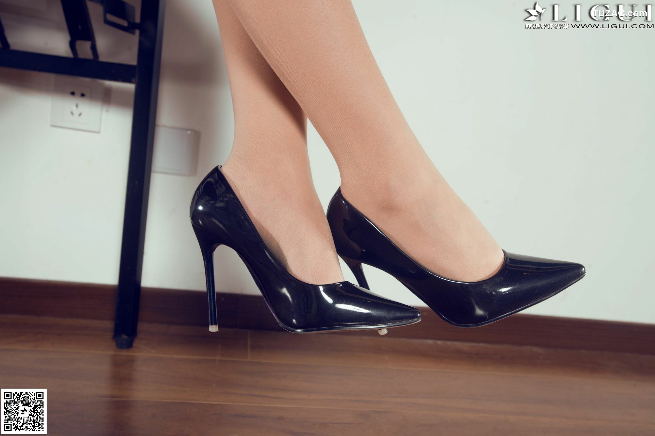 丽柜_Model Liya《教室里的水手服校花》上下全集 美腿玉足写真图片[76P]