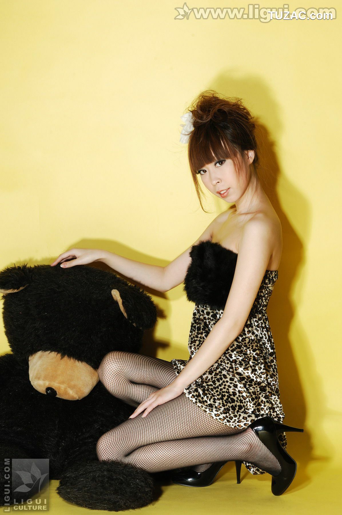 丽柜_Model Vicky《与小熊玩偶之间的黑丝摩登秀》 美腿玉足写真图片[32P]