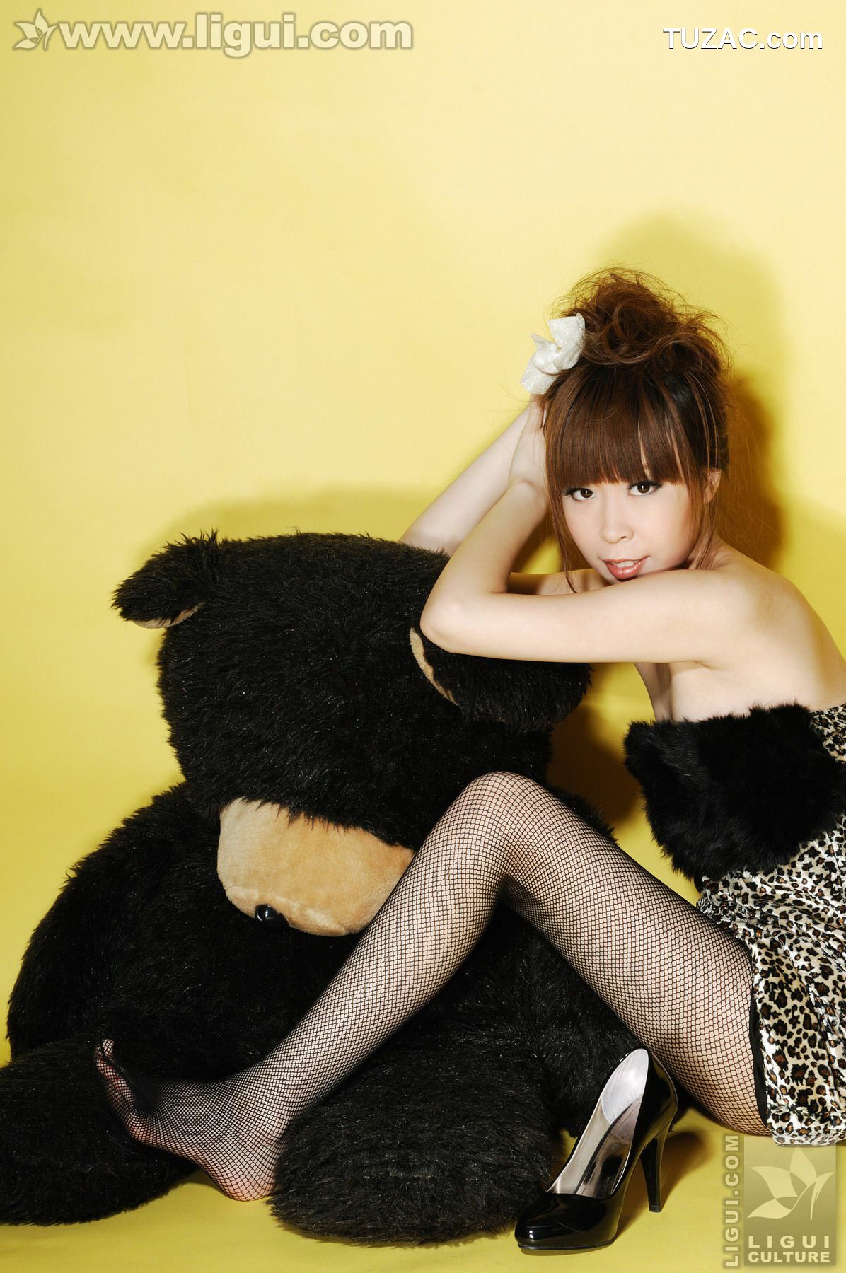 丽柜_Model Vicky《与小熊玩偶之间的黑丝摩登秀》 美腿玉足写真图片[32P]