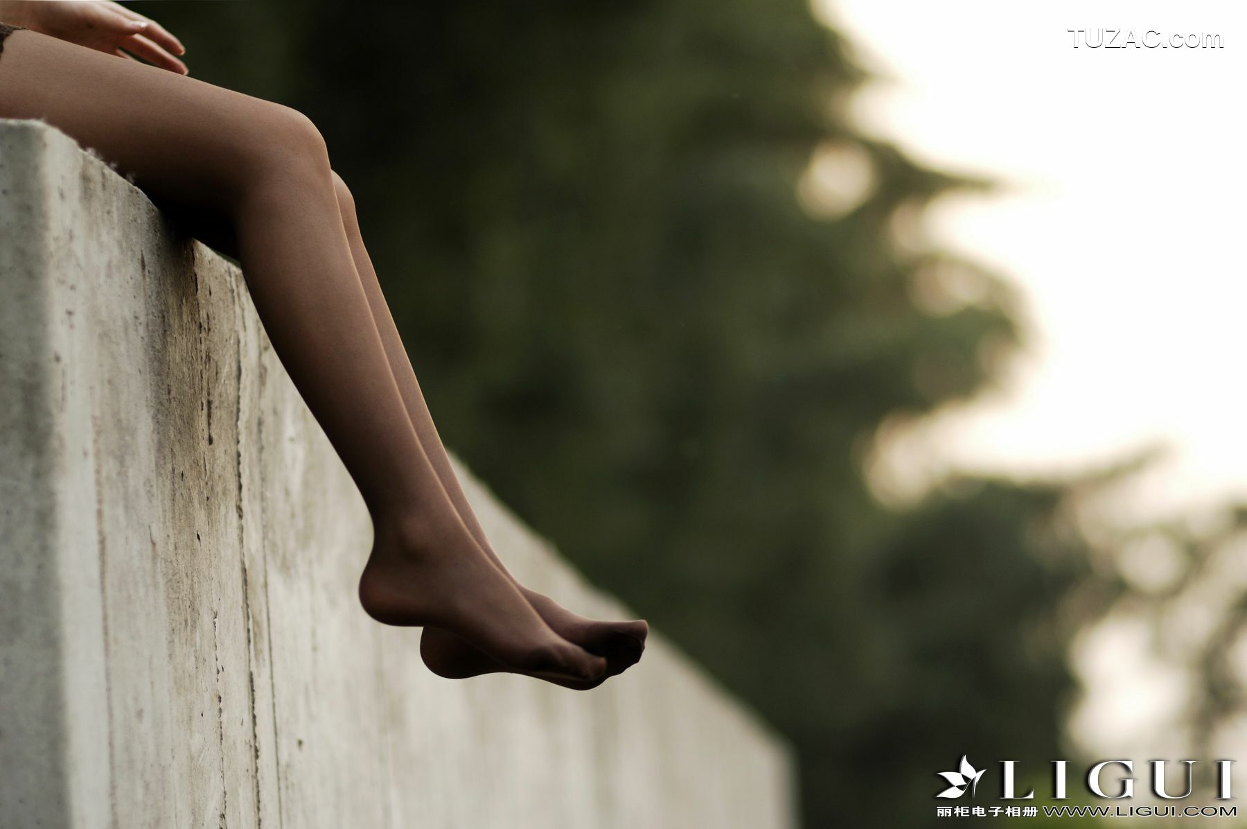 丽柜_Model Vicky《唯美的外景表演》 美腿玉足写真图片[24P]