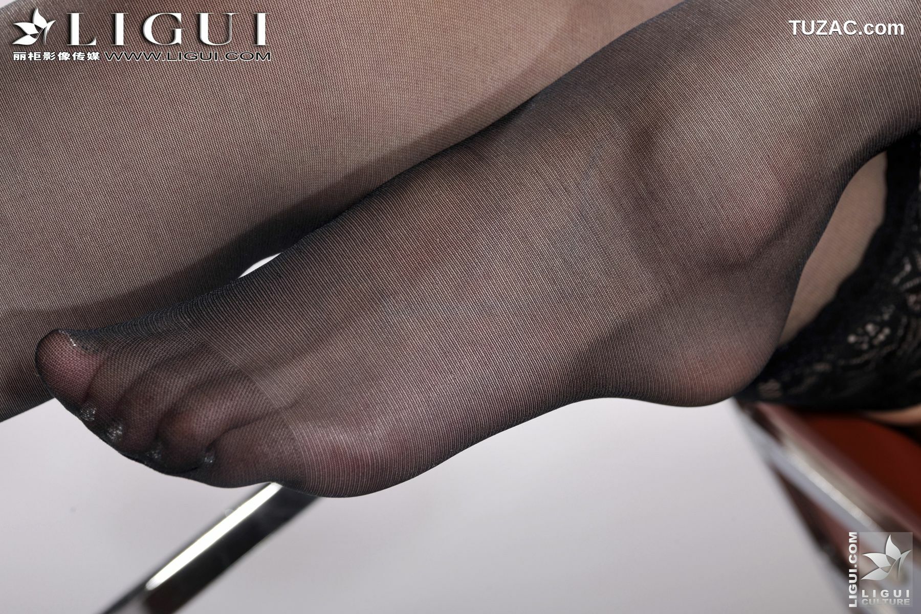 丽柜_Model Vicky《豹纹黑丝的诱惑》 美腿玉足写真图片[60P]