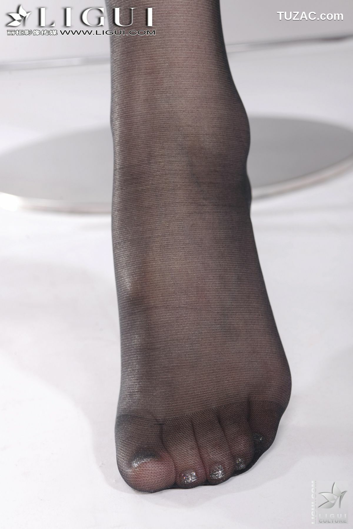 丽柜_Model Vicky《豹纹黑丝的诱惑》 美腿玉足写真图片[60P]