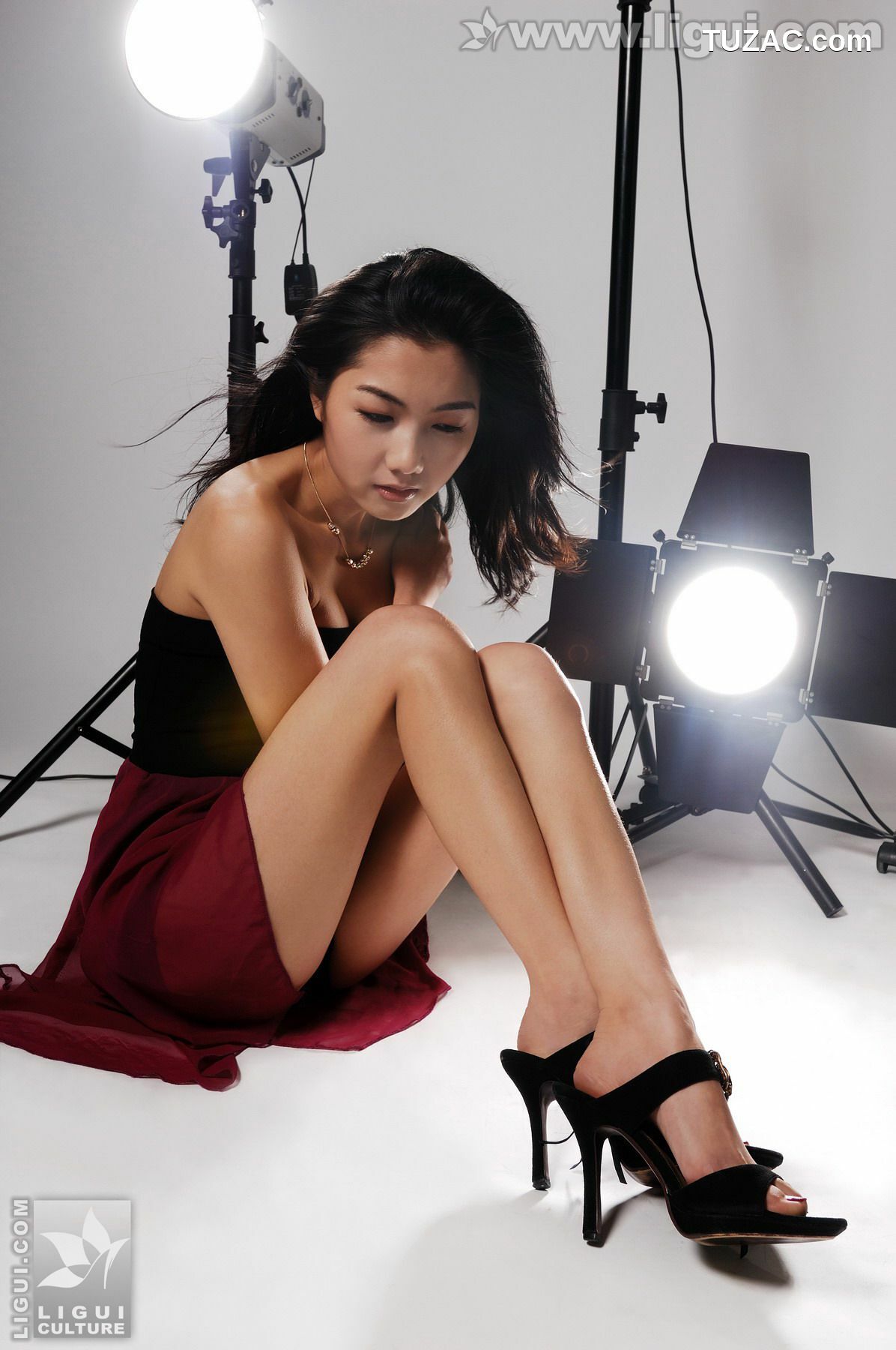 丽柜_Model 丝丝《摄影棚里模特展示妖娆高跟》 丝足写真图片[23P]