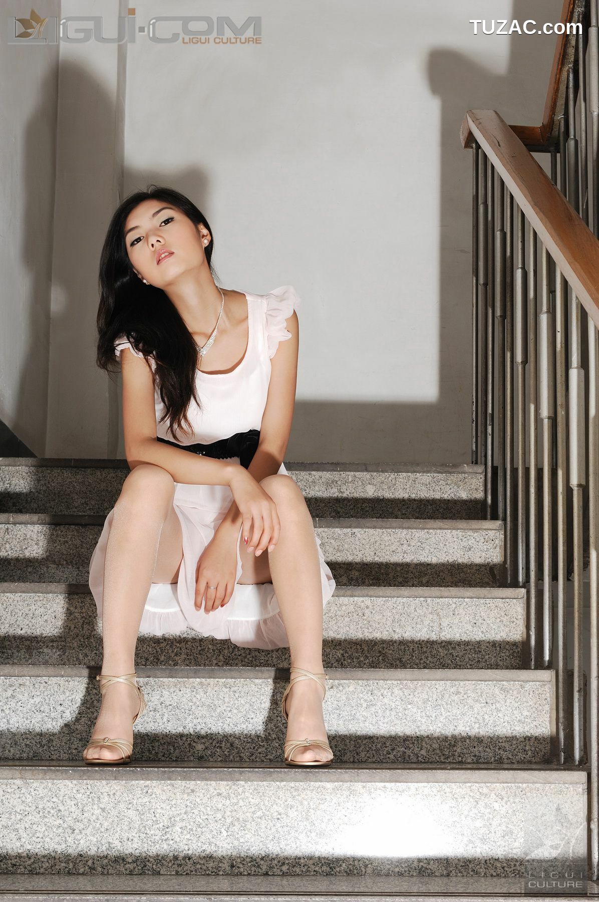 丽柜_Model 丝丝《楼道口艳遇极品丝袜美女》 丝足写真图片[31P]