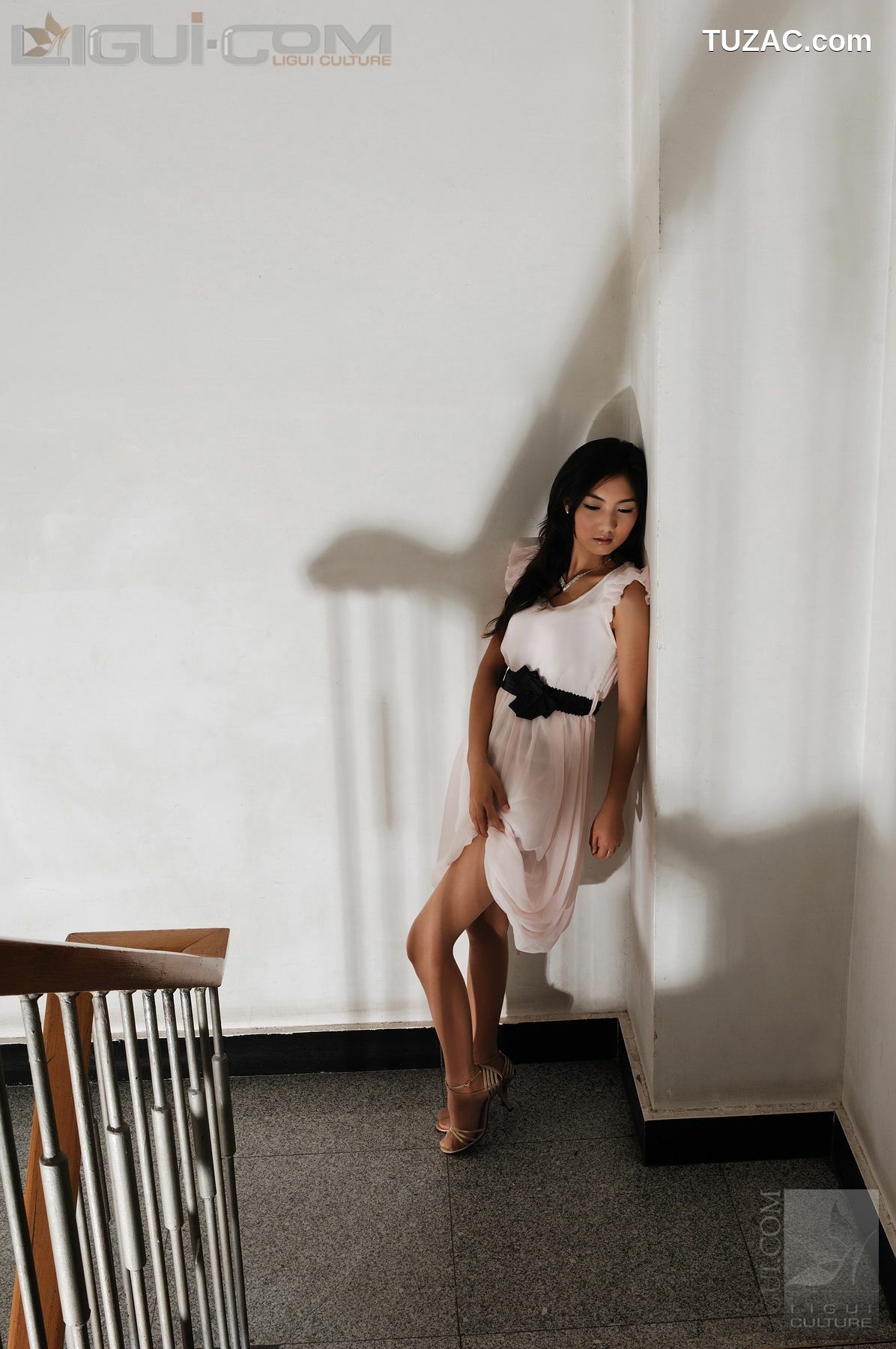 丽柜_Model 丝丝《楼道口艳遇极品丝袜美女》 丝足写真图片[31P]