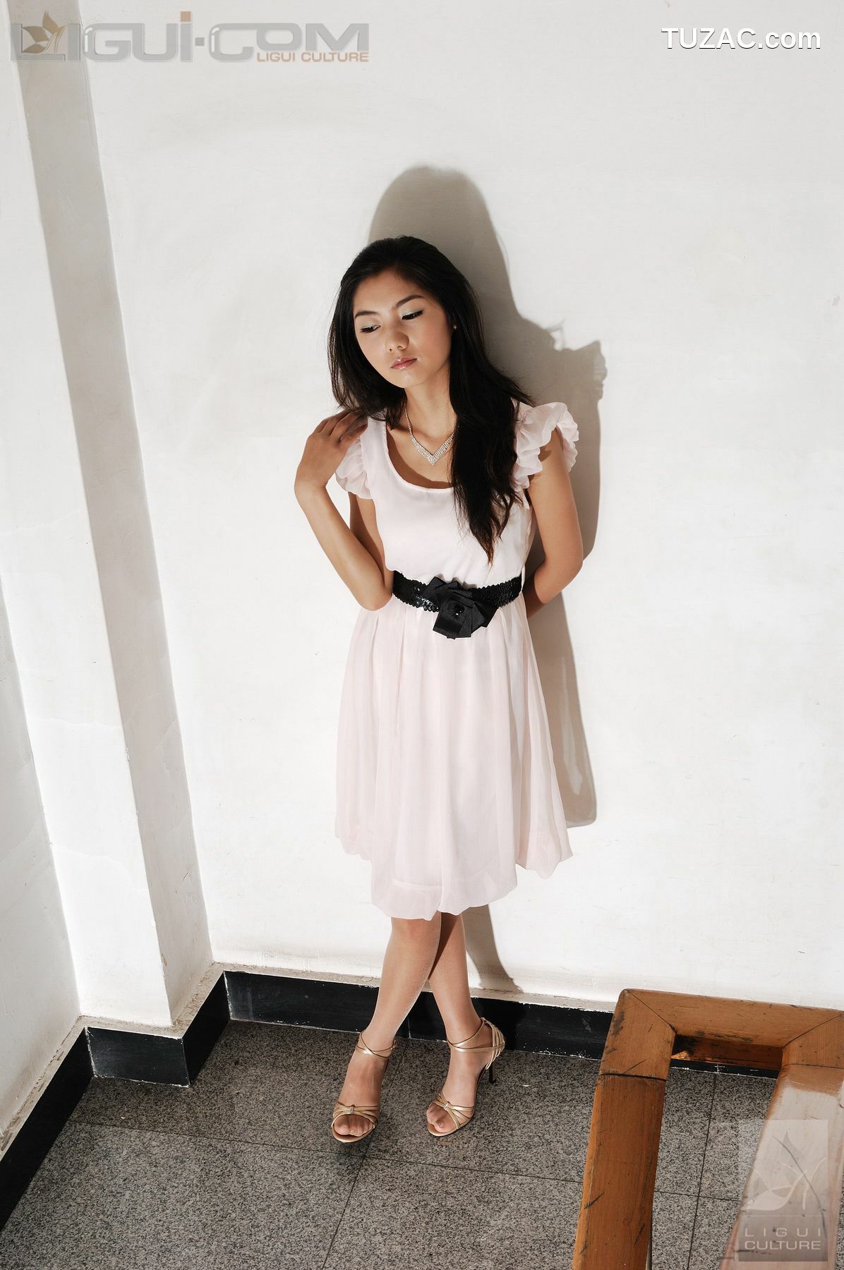 丽柜_Model 丝丝《楼道口艳遇极品丝袜美女》 丝足写真图片[31P]
