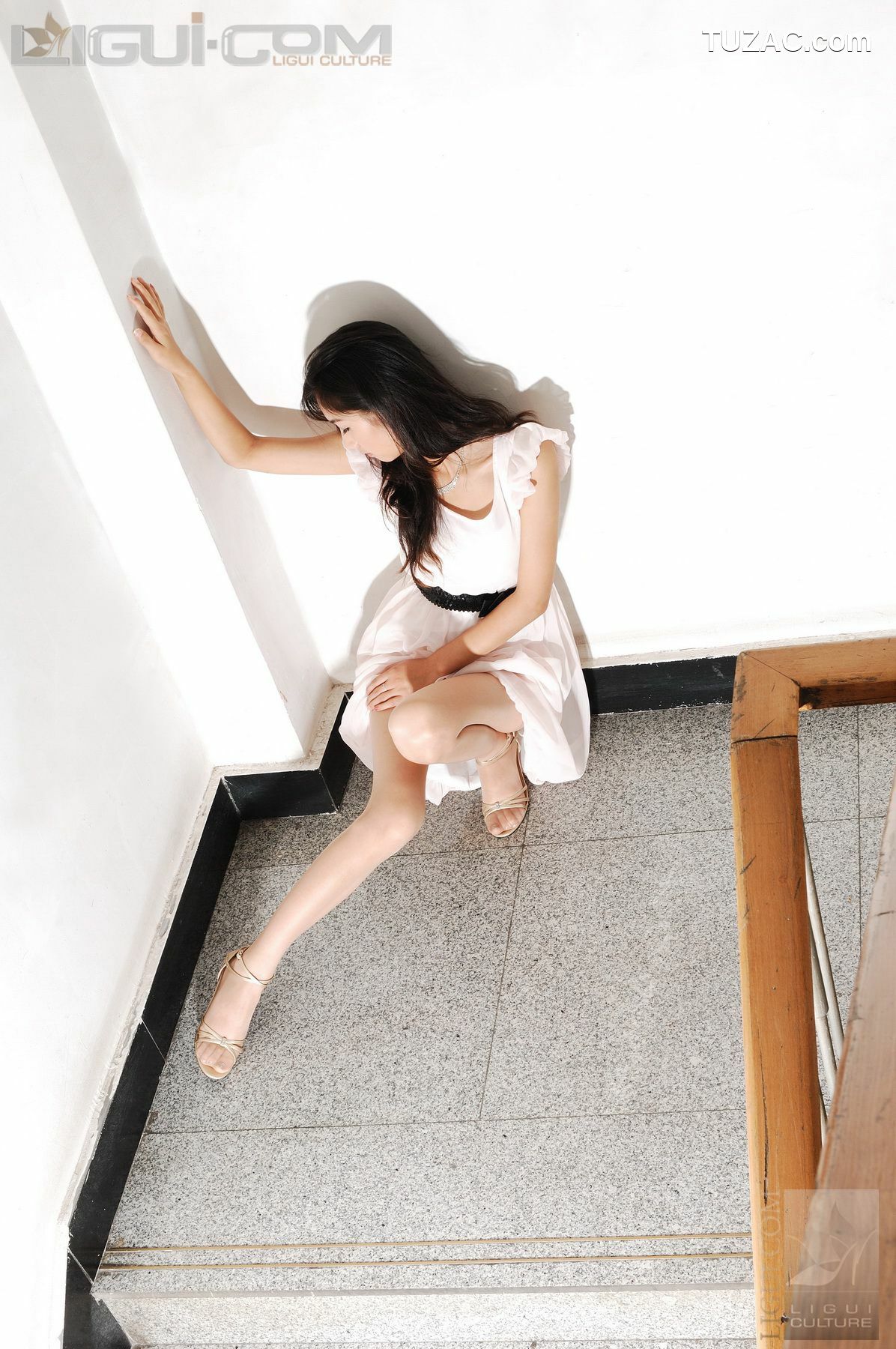 丽柜_Model 丝丝《楼道口艳遇极品丝袜美女》 丝足写真图片[31P]