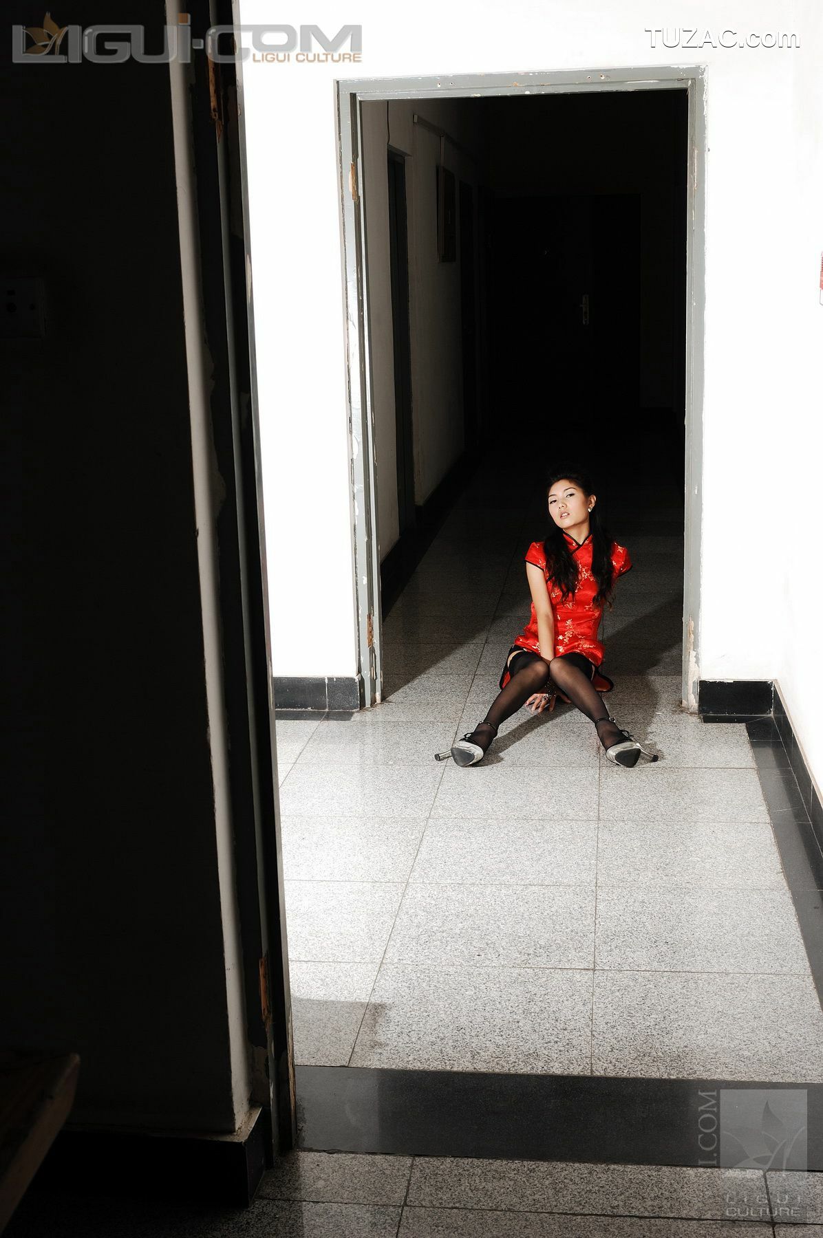 丽柜_Model 丝丝《电梯口的黑丝高跟》 丝足写真图片[36P]