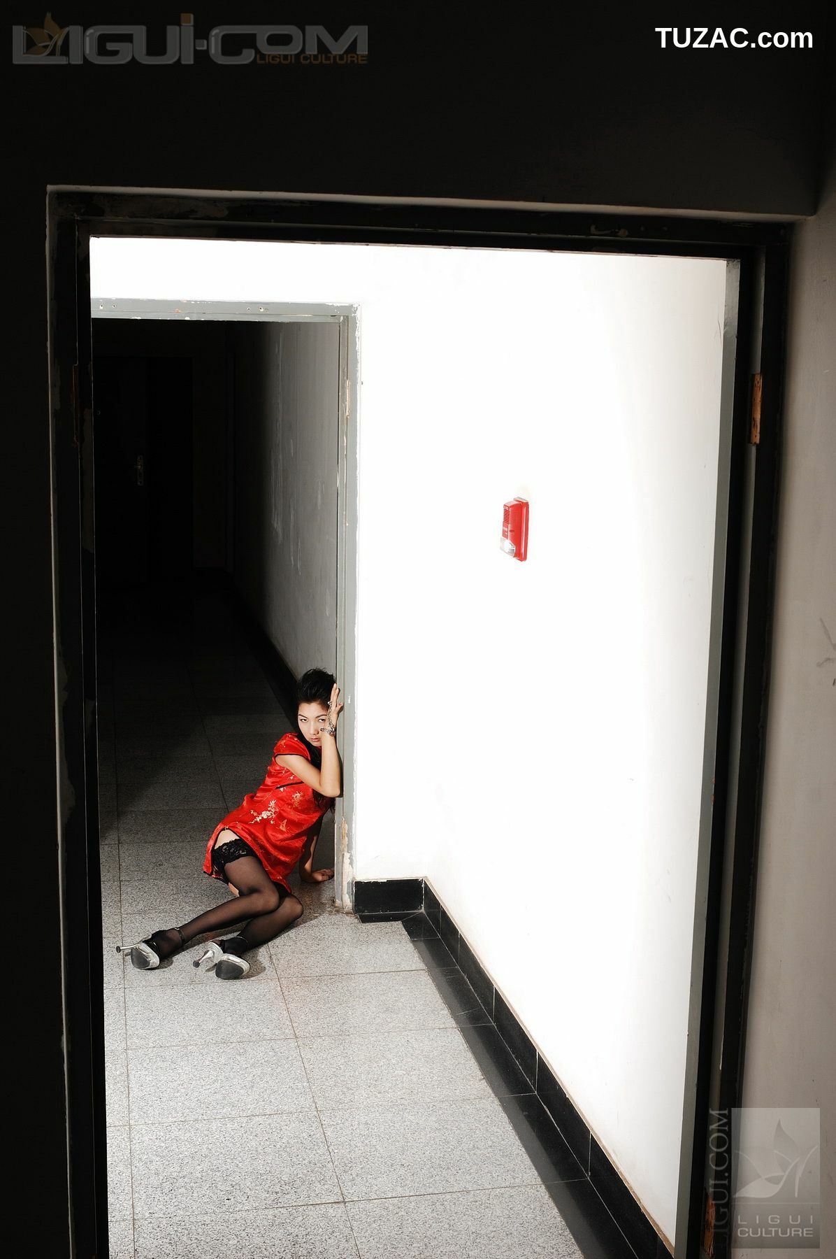 丽柜_Model 丝丝《电梯口的黑丝高跟》 丝足写真图片[36P]