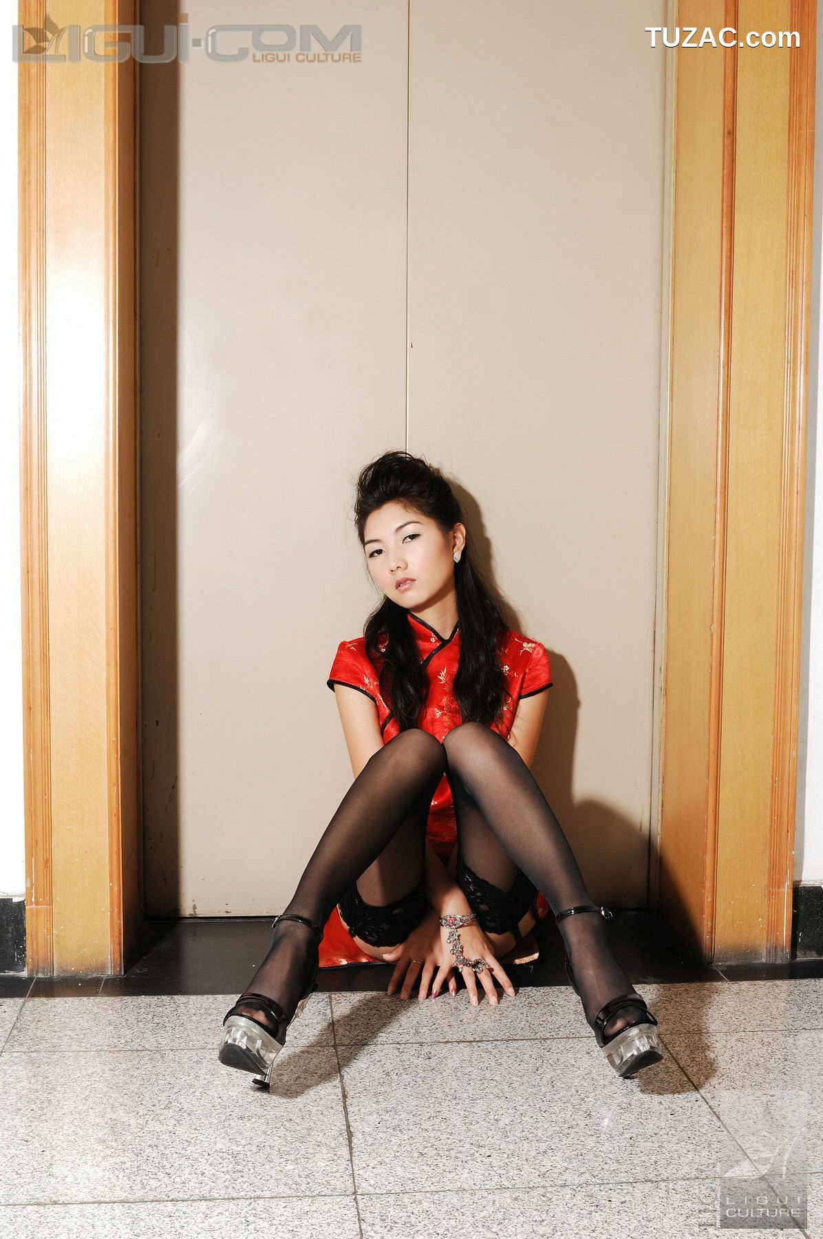 丽柜_Model 丝丝《电梯口的黑丝高跟》 丝足写真图片[36P]