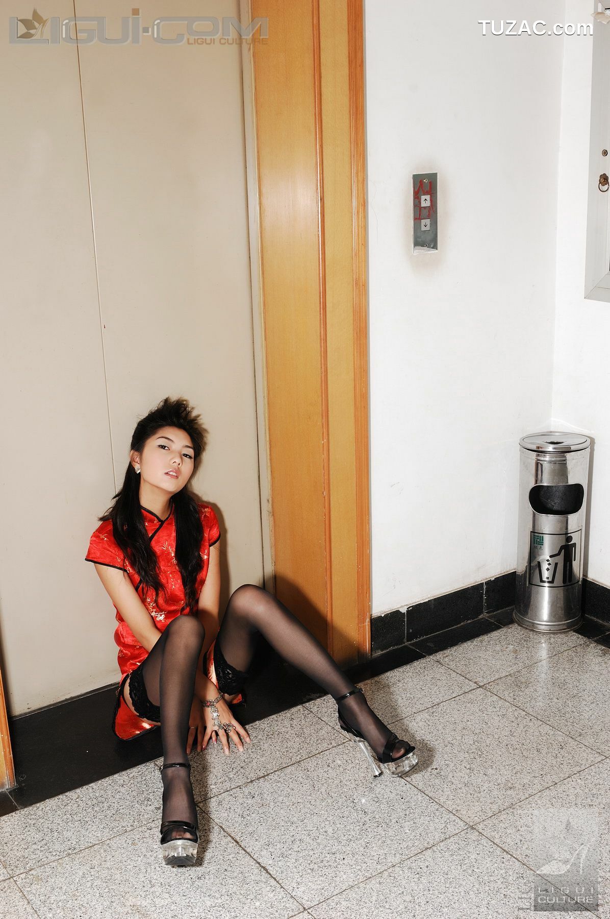 丽柜_Model 丝丝《电梯口的黑丝高跟》 丝足写真图片[36P]