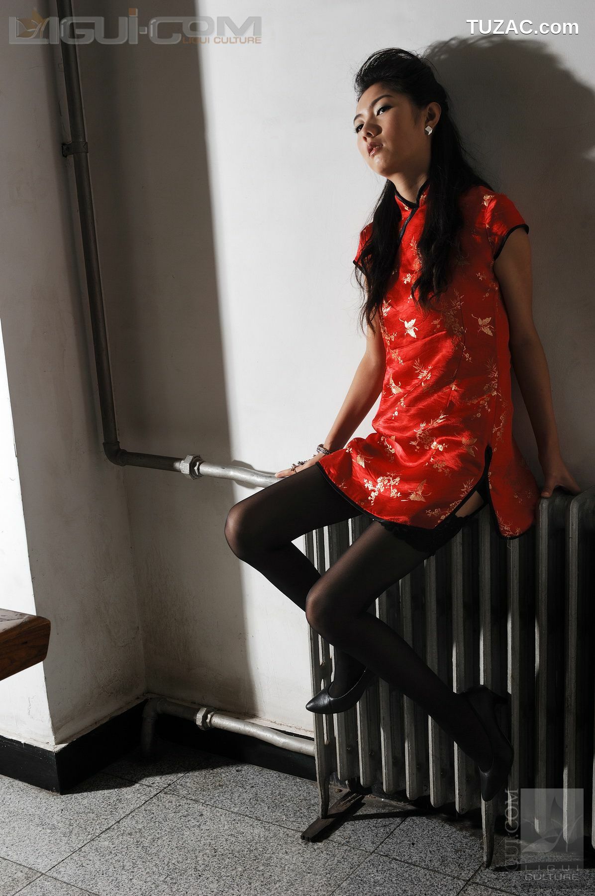 丽柜_Model 丝丝《电梯口的黑丝高跟》 丝足写真图片[36P]