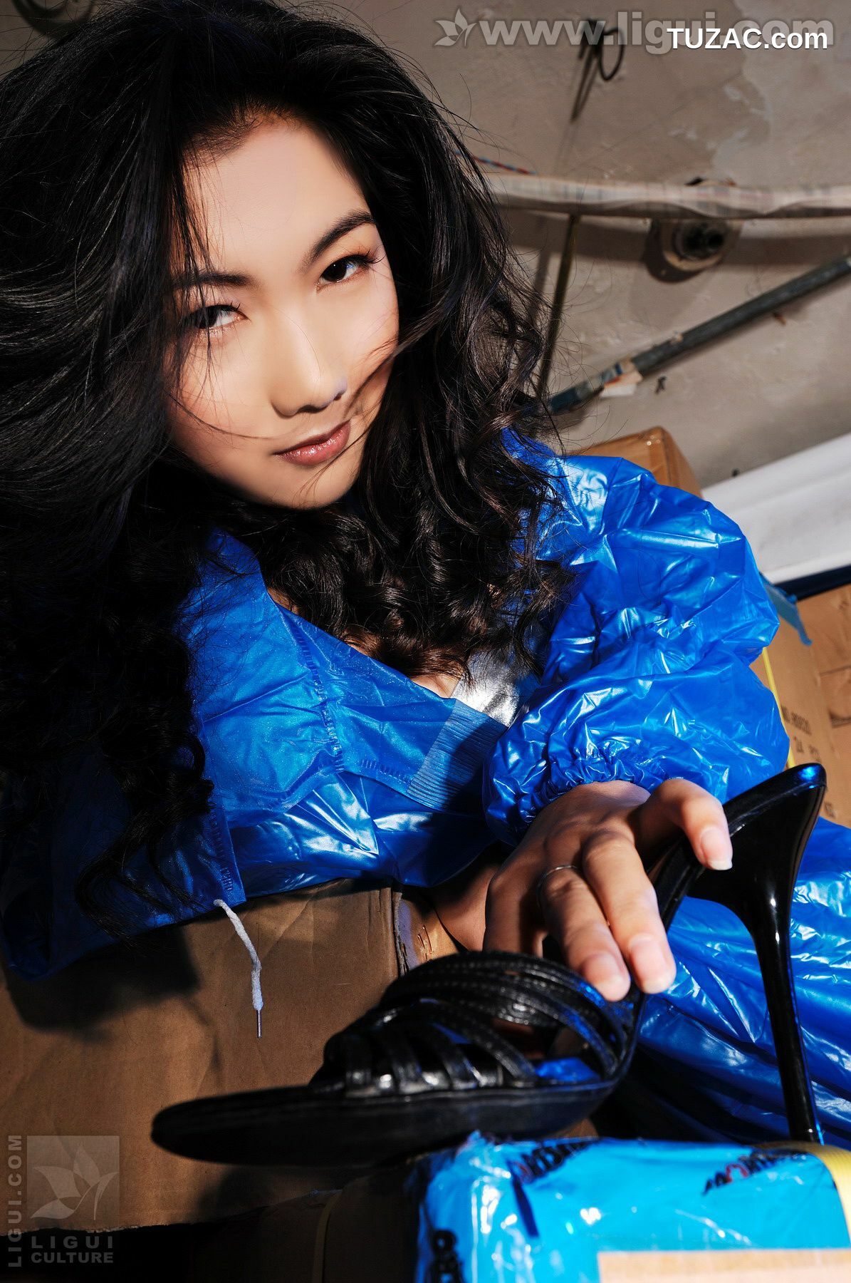 丽柜_Model 丝丝《误入仓库猎艳白丝性感尤物》 丝足写真图片[33P]