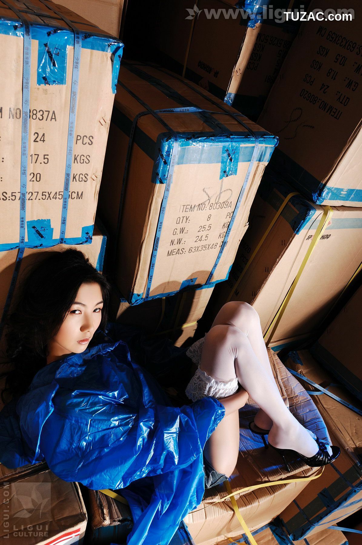 丽柜_Model 丝丝《误入仓库猎艳白丝性感尤物》 丝足写真图片[33P]