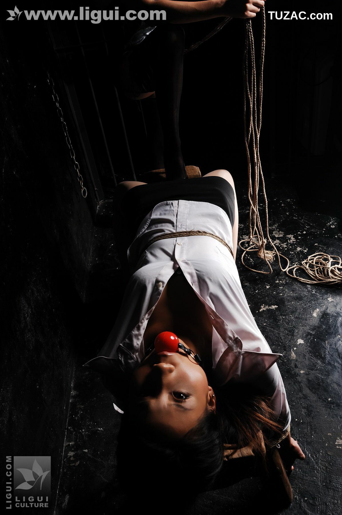 丽柜_Model 伊园、默默《女人质遭遇撩裙重拷捆绑鞭笞》 丝足写真图片[36P]
