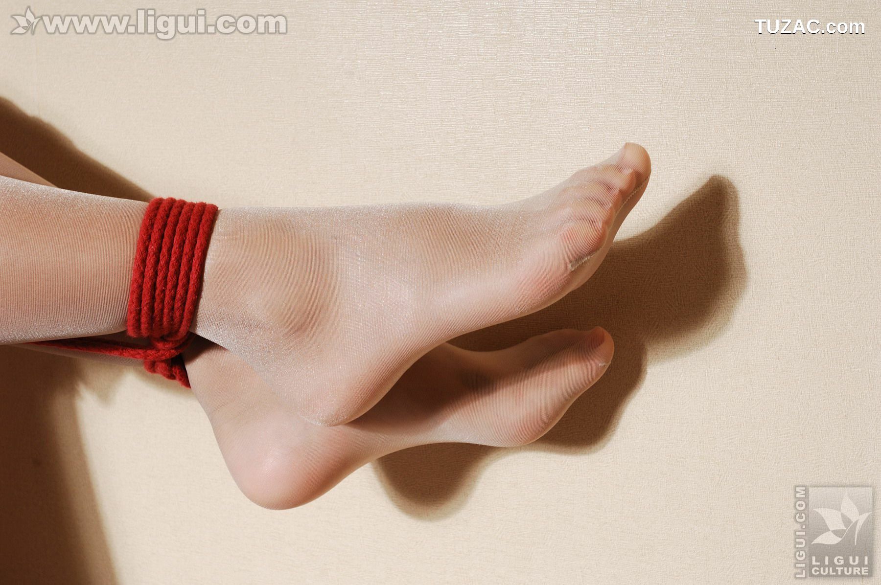 丽柜_Model 伊园《房间内束缚中的护士》 美腿玉足写真图片[42P]