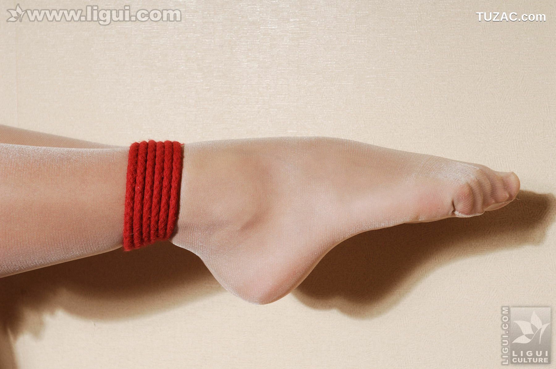 丽柜_Model 伊园《房间内束缚中的护士》 美腿玉足写真图片[42P]