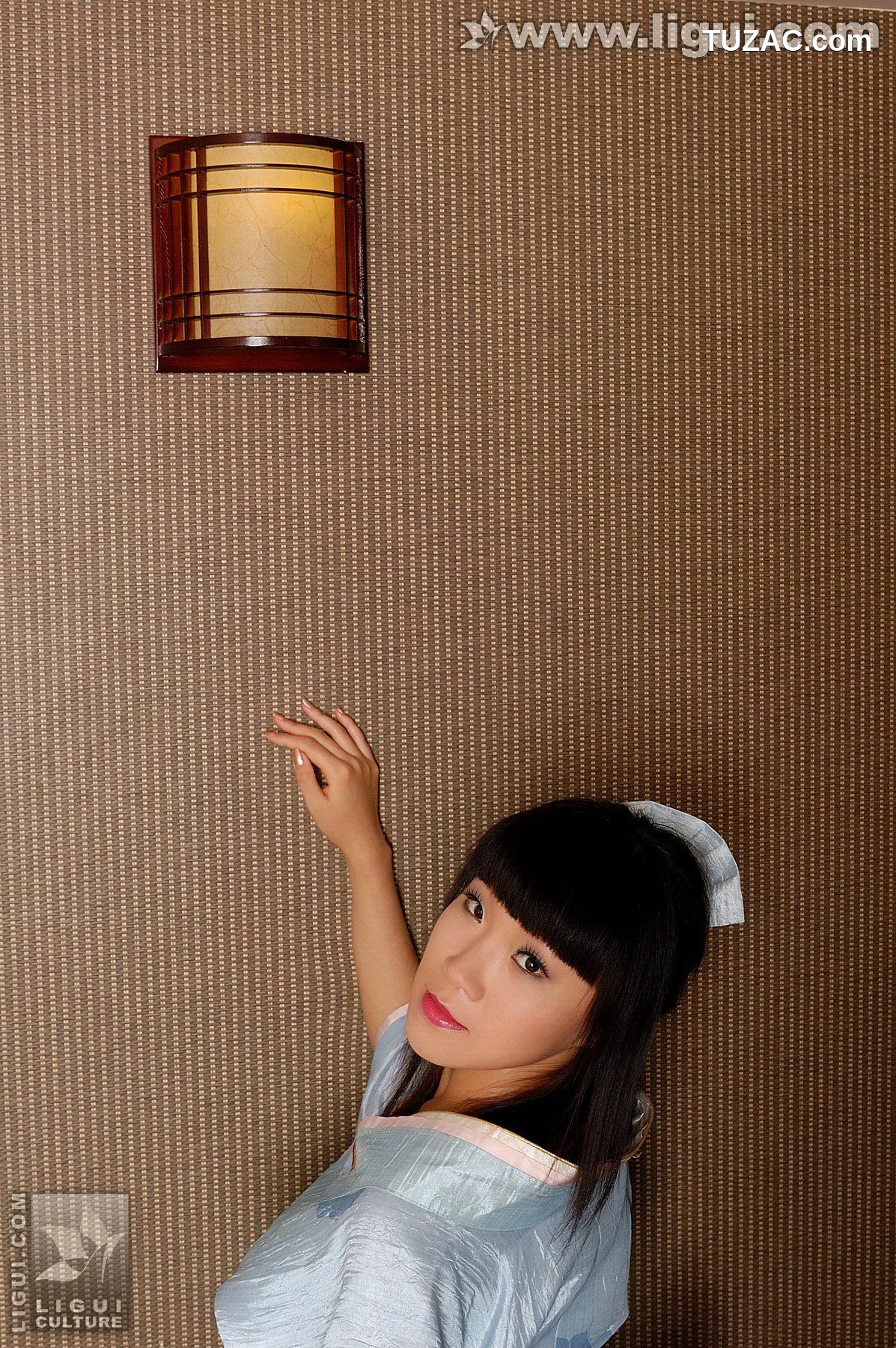 丽柜_Model 伊园《日本丝袜少女与狗熊的邂逅》 丝足写真图片[28P]