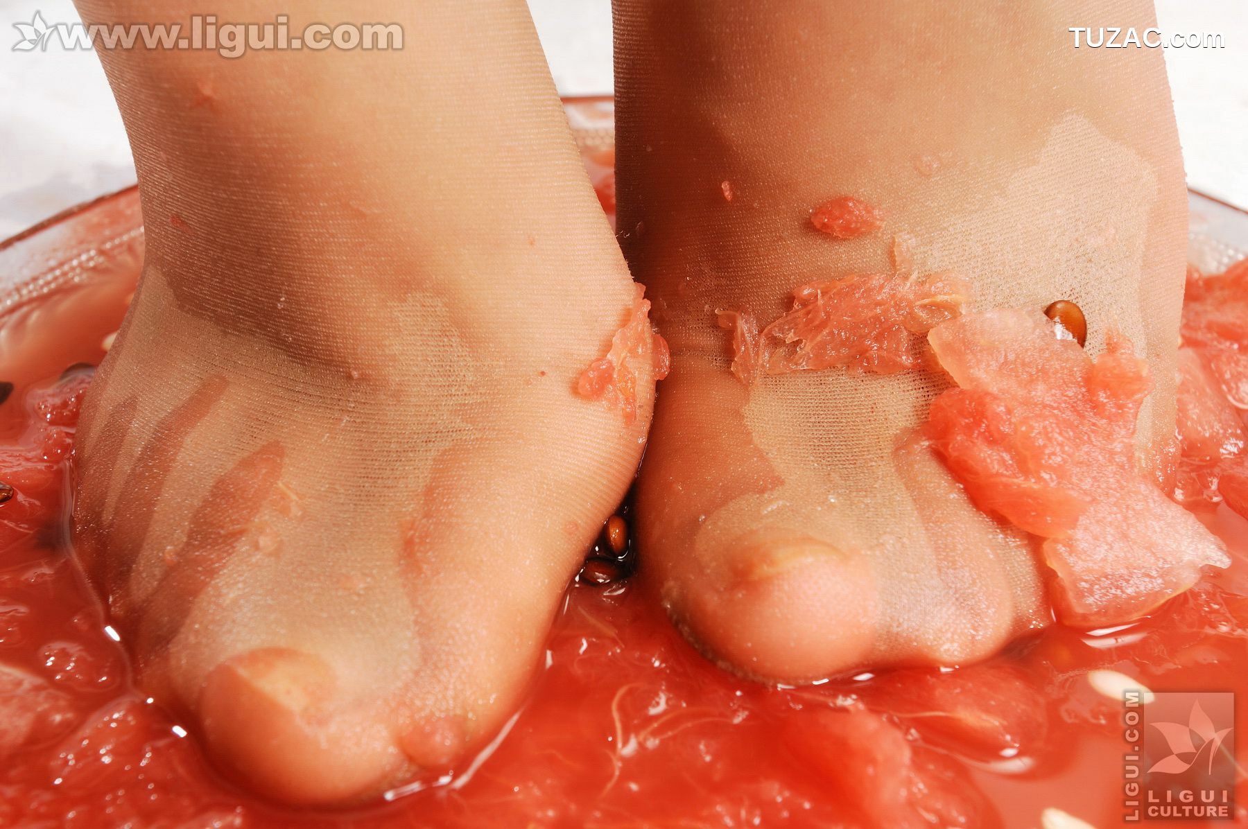 丽柜_Model 伊园《甜美丝足炸出的西瓜汁》 丝足写真图片[31P]