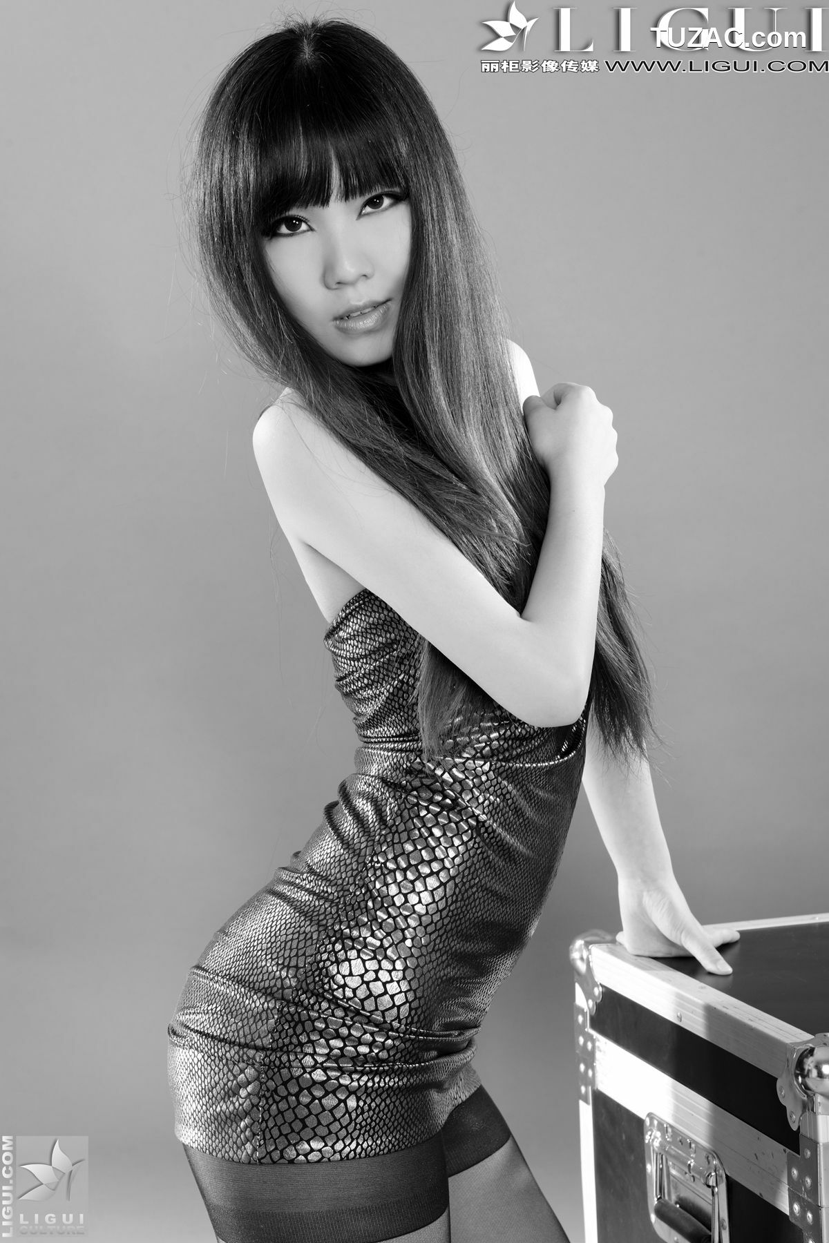 丽柜_Model 侨侨《黑丝超短裙高跟女郎》 美腿玉足写真图片[57P]