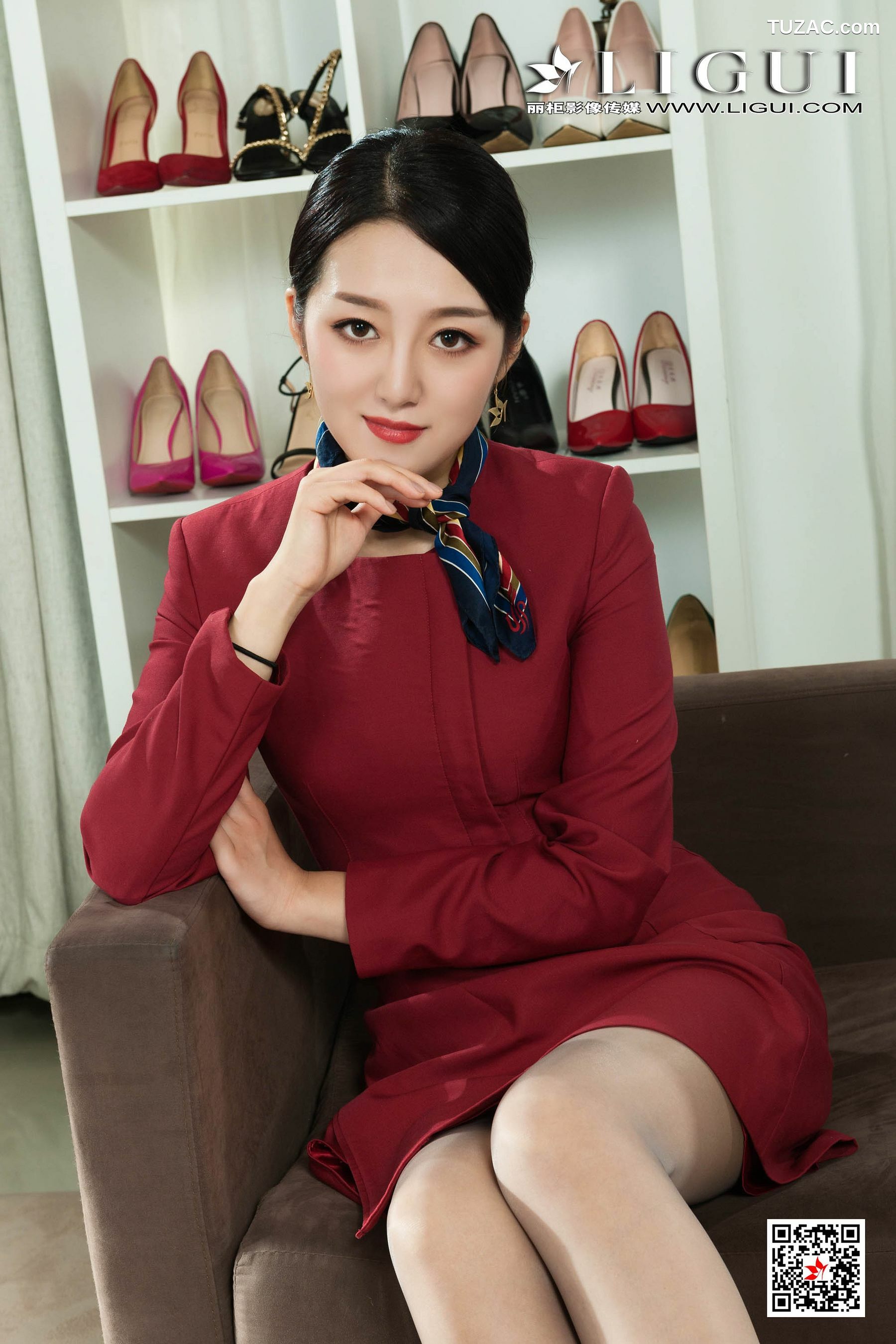 丽柜_Model 冰冰《极品黑丝空姐丝足》 写真集[70P]