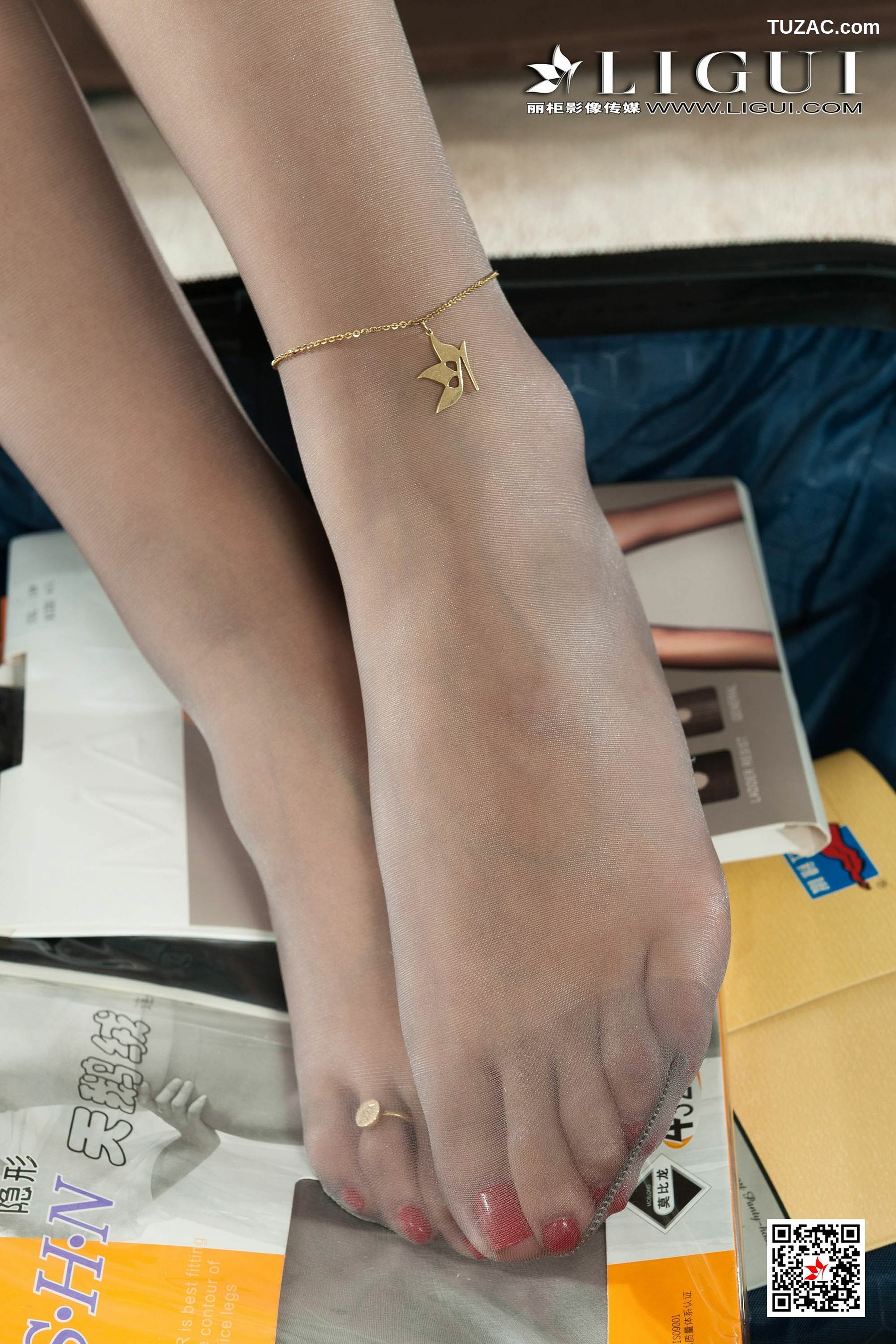 丽柜_Model 冰冰《极品黑丝空姐丝足》 写真集[70P]