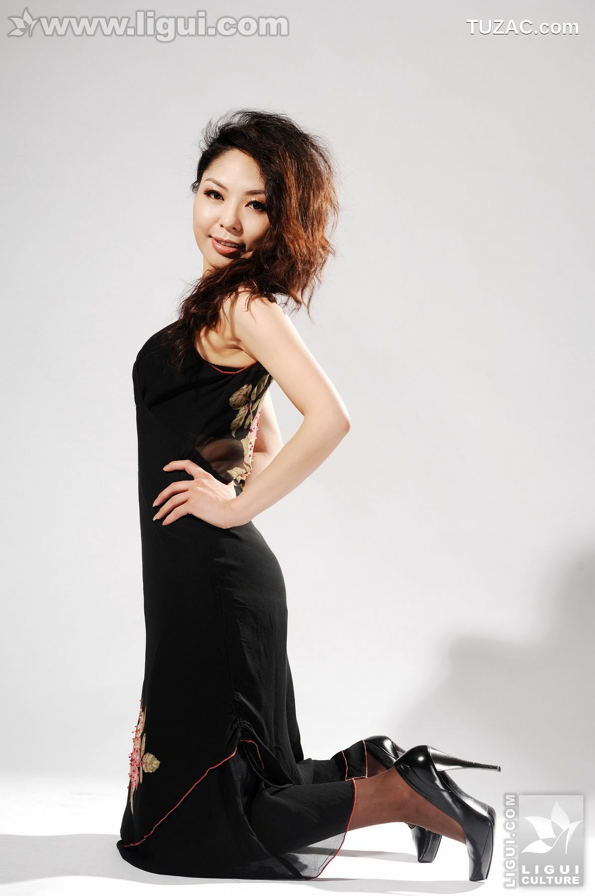 丽柜_Model 冰清《亮丽熟女的黑色香水情缘》 丝袜玉足写真图片[38P]