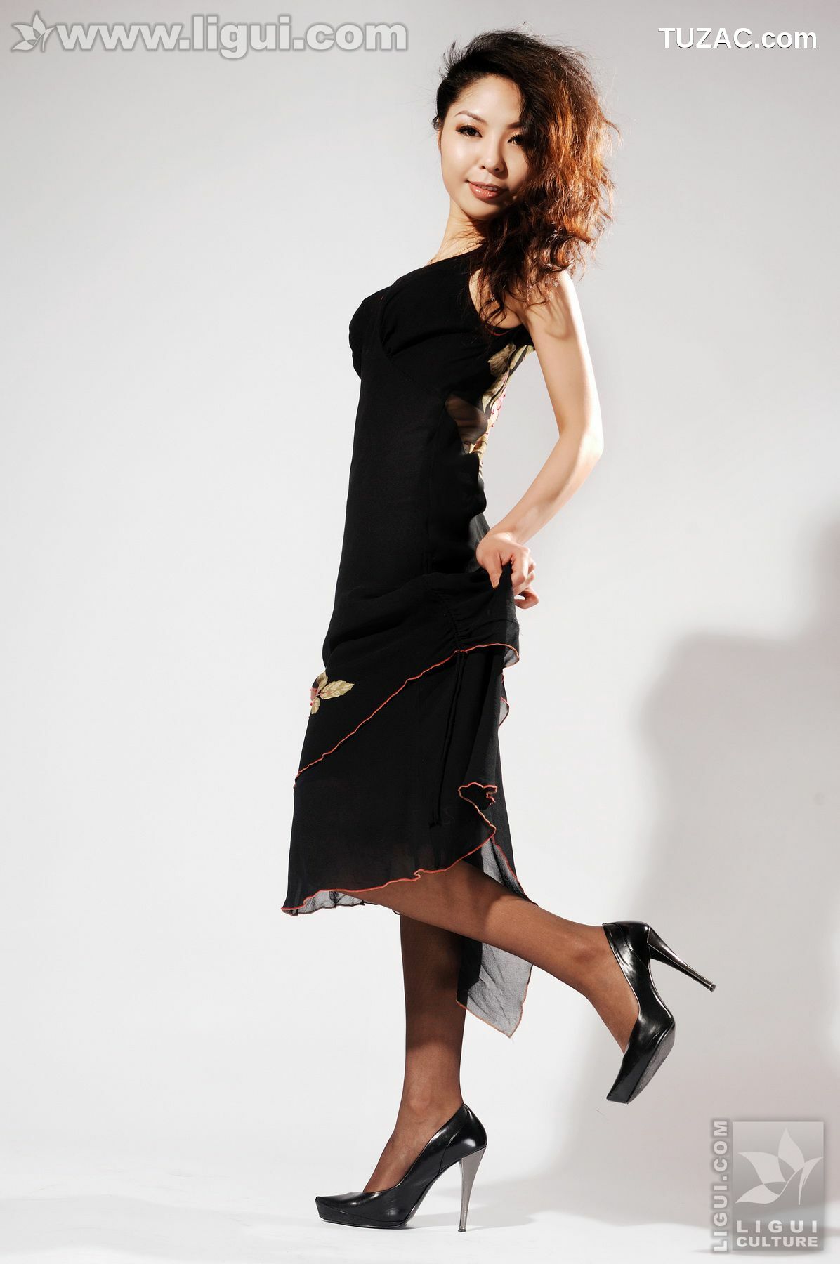 丽柜_Model 冰清《亮丽熟女的黑色香水情缘》 丝袜玉足写真图片[38P]