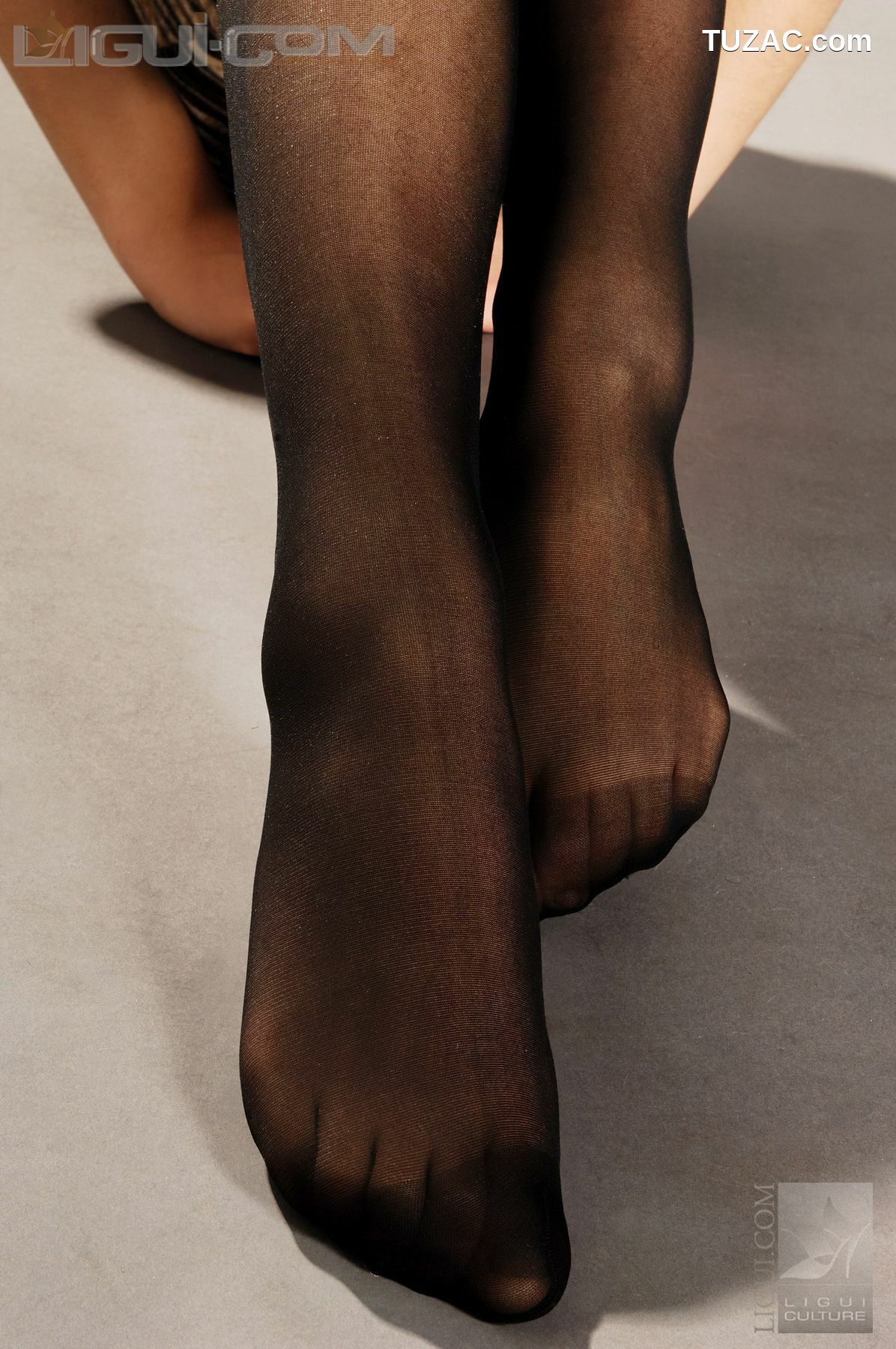 丽柜_Model 单圆圆《娇艳短裙黑丝魅惑》 丝足写真图片[34P]