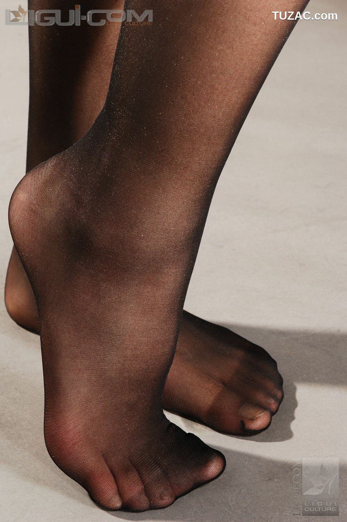 丽柜_Model 单圆圆《娇艳短裙黑丝魅惑》 丝足写真图片[34P]