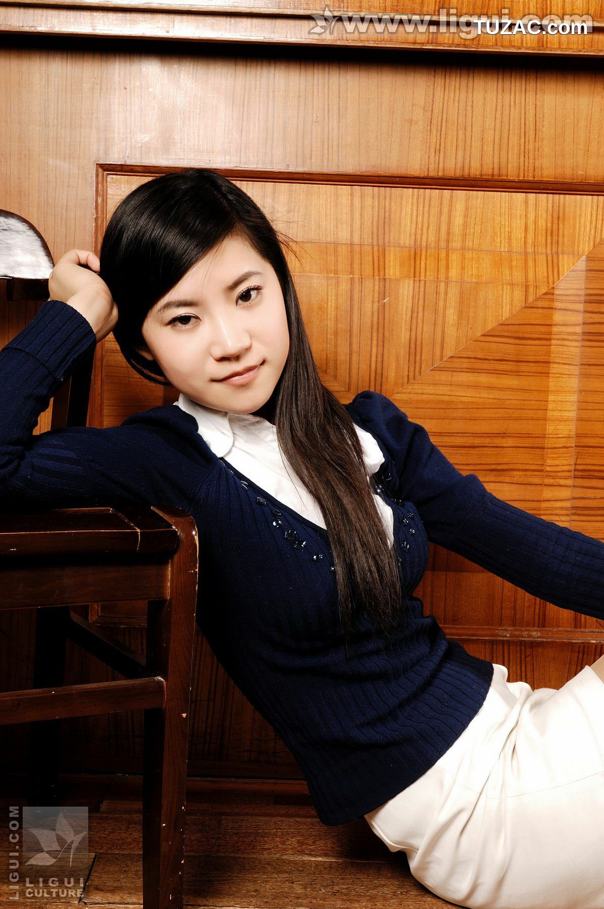 丽柜_Model 卡鲁鲁《卖酒小姐吧台向客人献媚》 美腿玉足写真图片[39P]